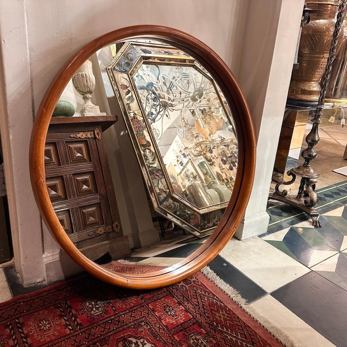 Sculpté à la main Miroir rond anglais à cadre en bois en vente