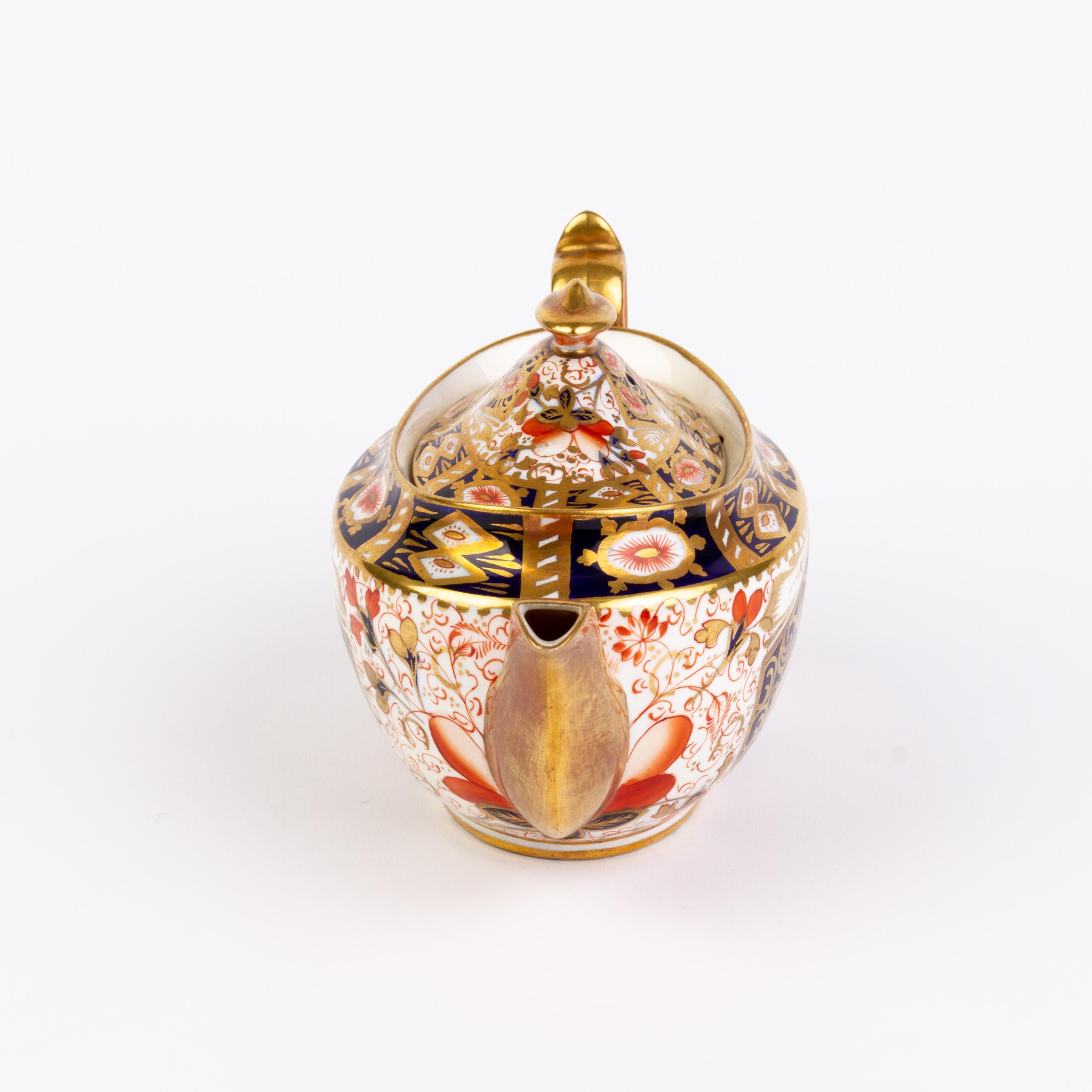 English Royal Crown Derby Imari Fine Gilt Porcelain Lidded Teapot
Good condition, as seen
From a private collection
Free international shipping.