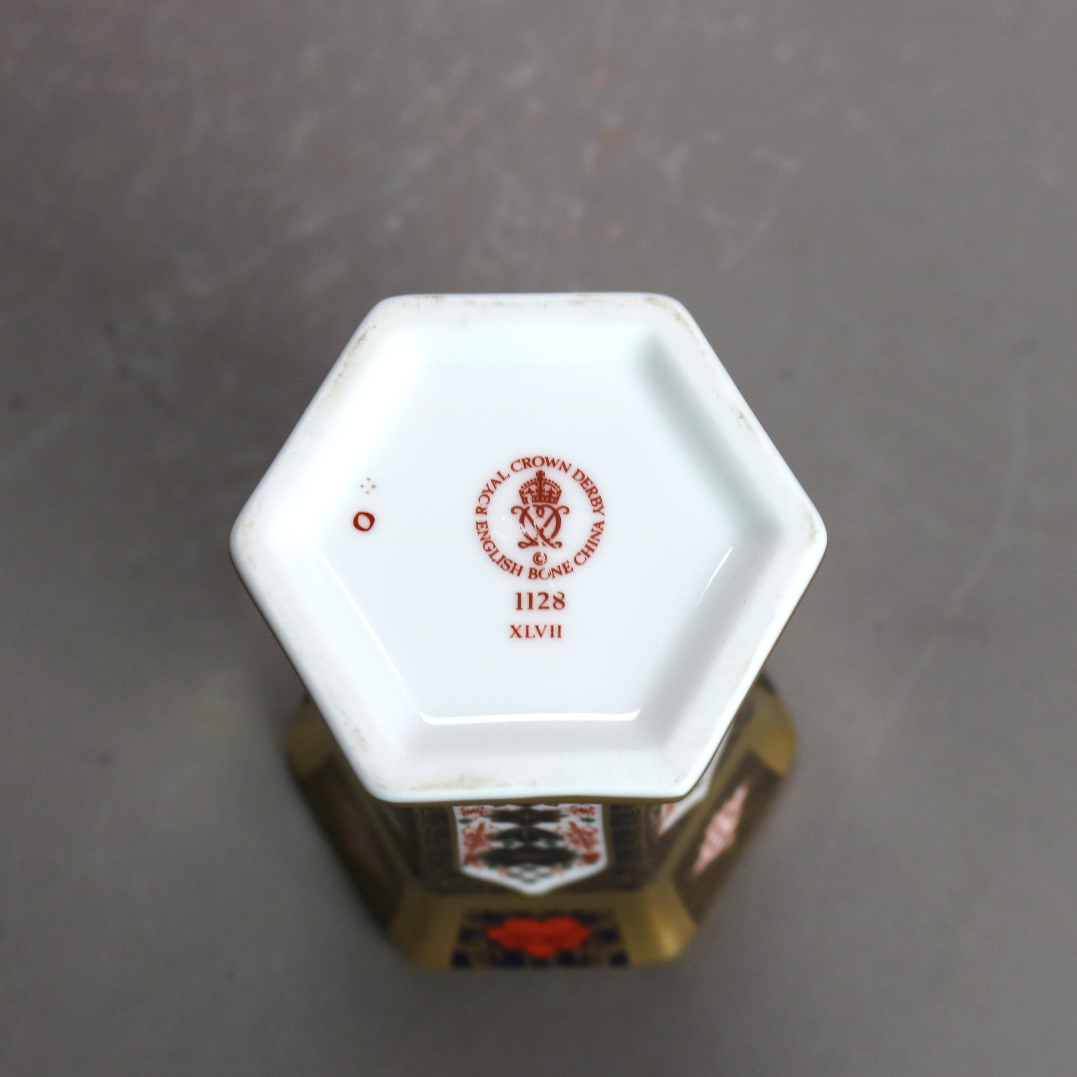 English Royal Crown Derby Old Imari Bone China Gilt Vase with Seal 20thC

Measures - 4 1/2