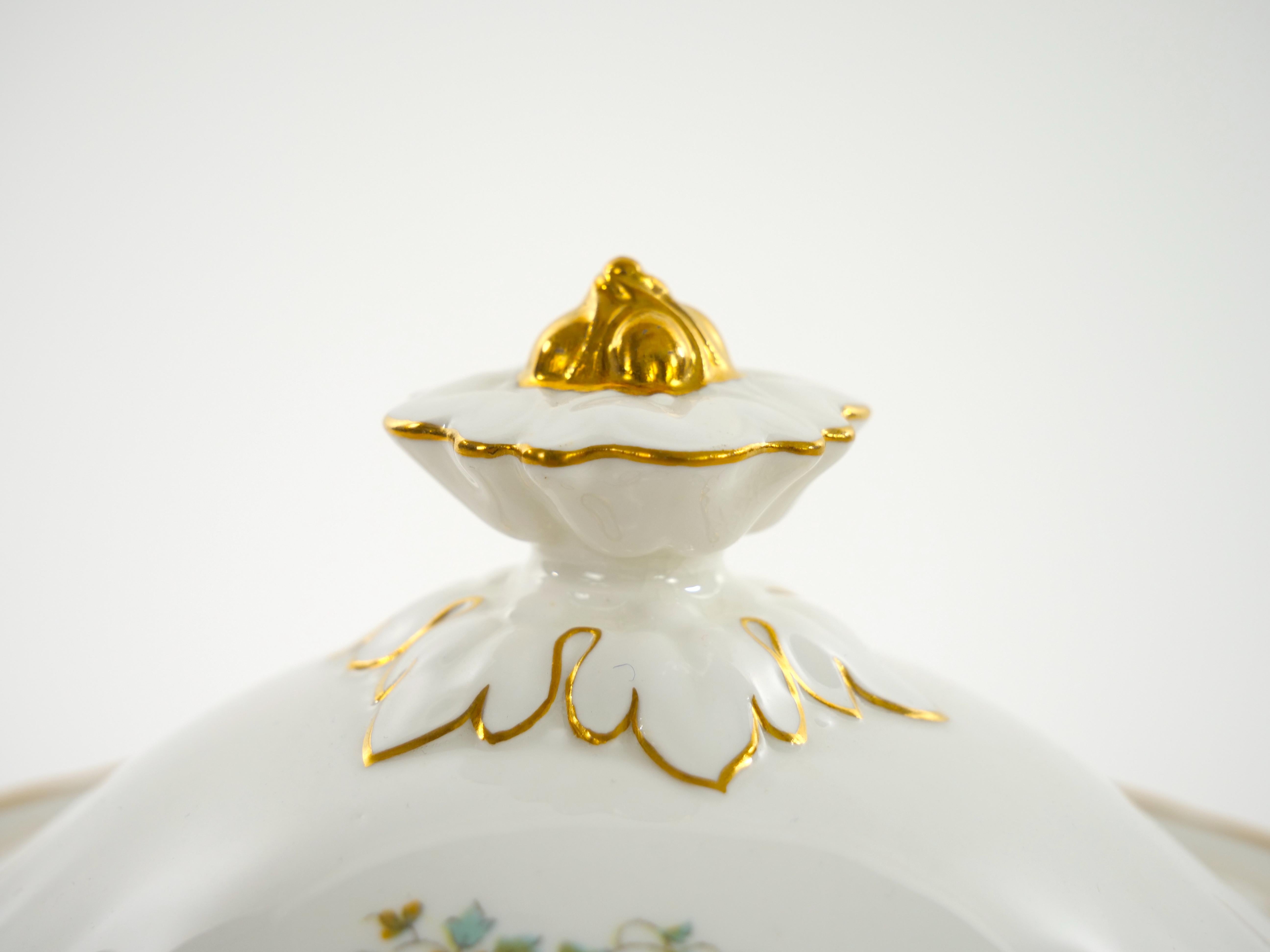 English Royal Crown Derby Porcelain Dinner Service / 16 People For Sale 10