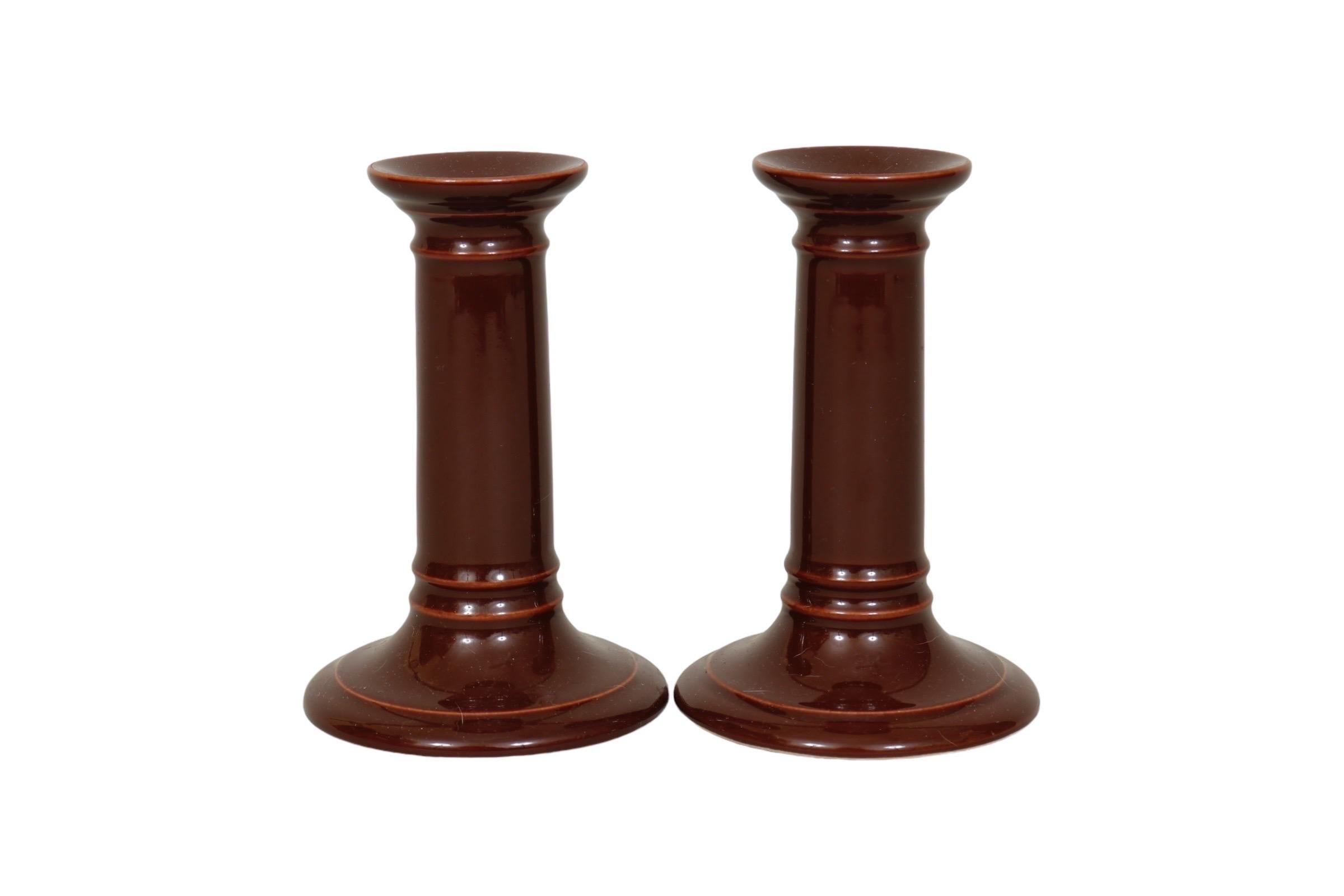 Coppia di portacandele inglesi in ceramica marrone. Circa 2003, progettato da Sir Terence Conran di Habitat per Royal Doulton. Contemporanea e utilitaria, con semplici steli torniti e basi rotonde, rifinita con uno smalto marrone. Con il marchio