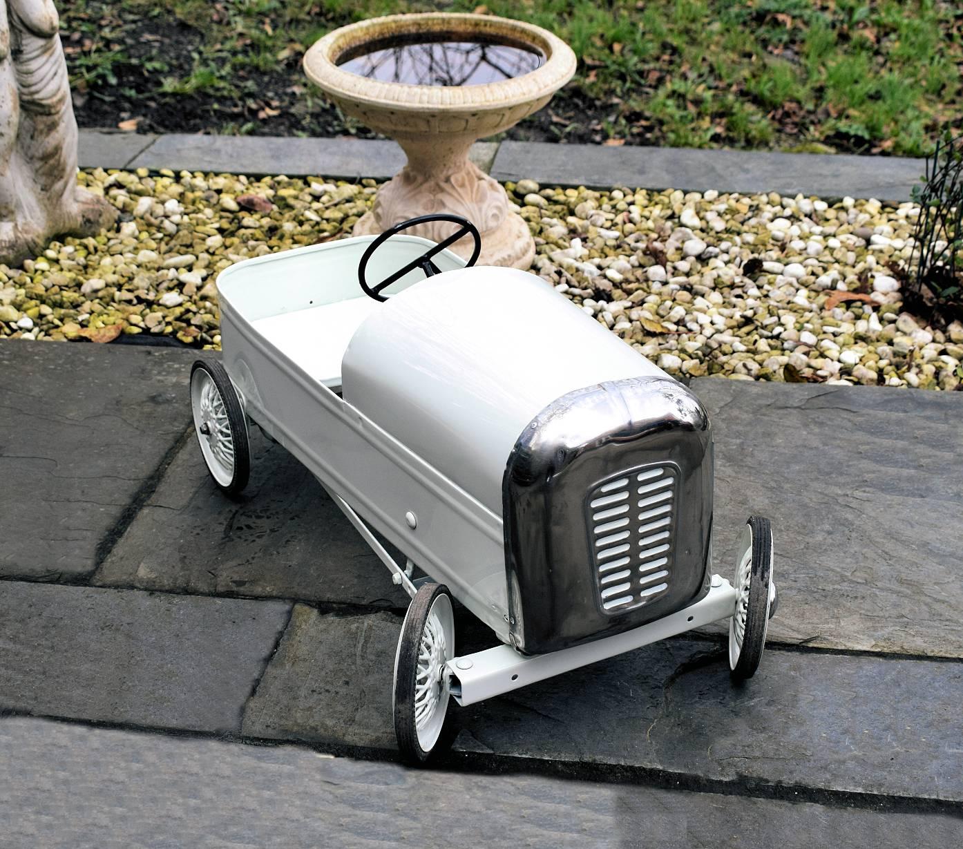 English Royal Prince Pedal Car by Triang, Circa 1950 In Excellent Condition In Devon, England