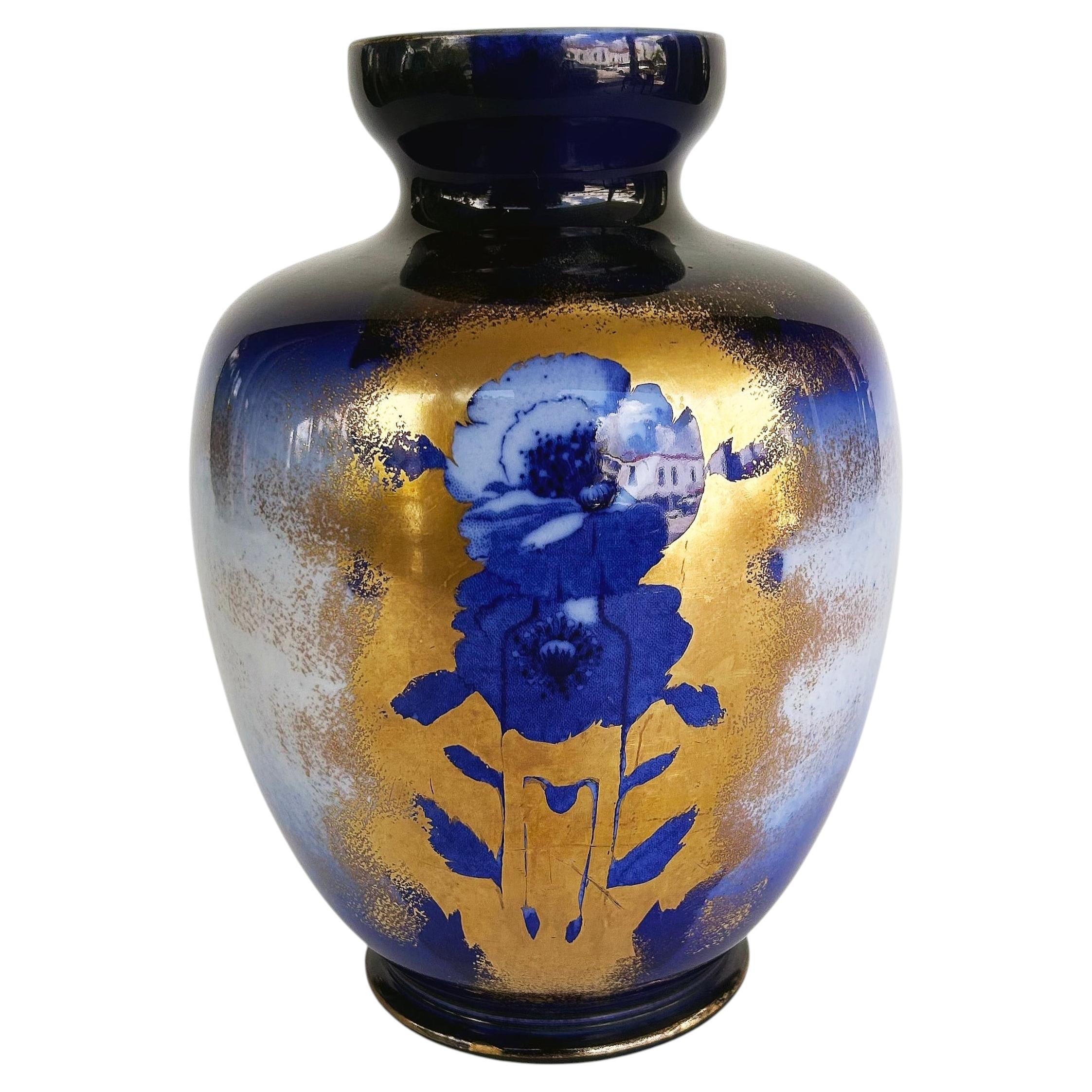 Englische Royal Staffordshire Fließblaue Eisensteinvase "Irene" Muster im Angebot