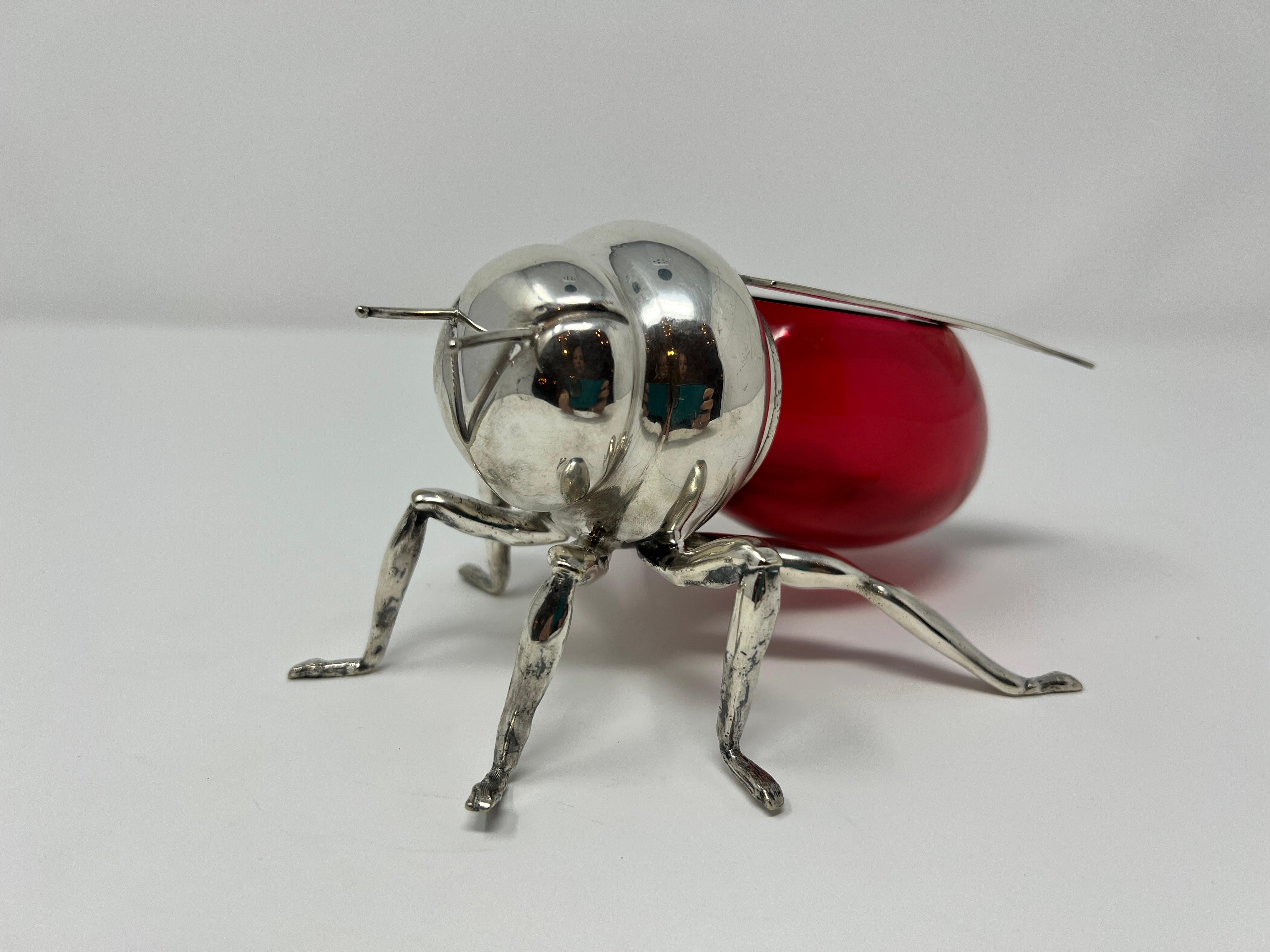 English Ruby Glass Honey Pot Bee In Good Condition In New Orleans, LA