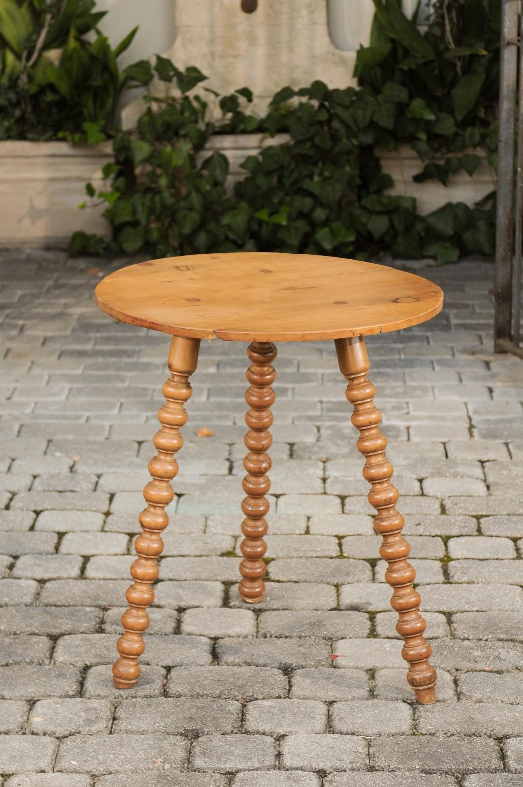 English Rustic 1880s Pine Cricket Tables with Round Top and Bobbin Legs 1