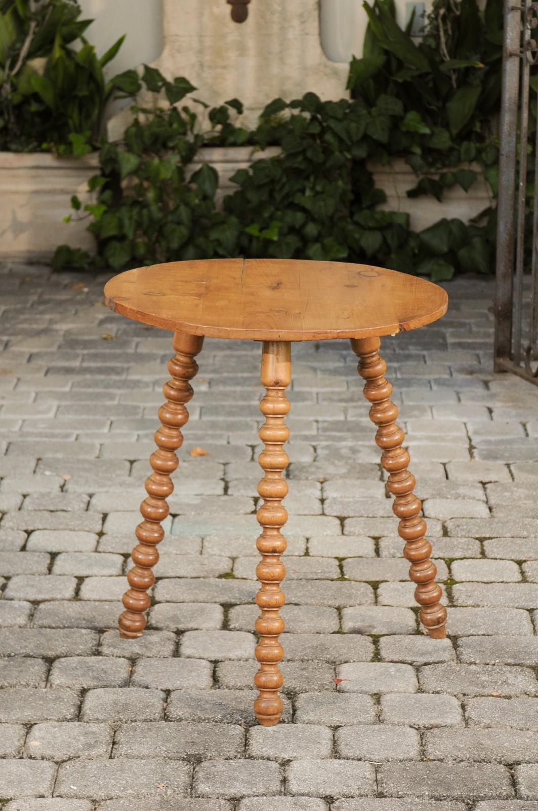 English Rustic 1880s Pine Cricket Tables with Round Top and Bobbin Legs 2