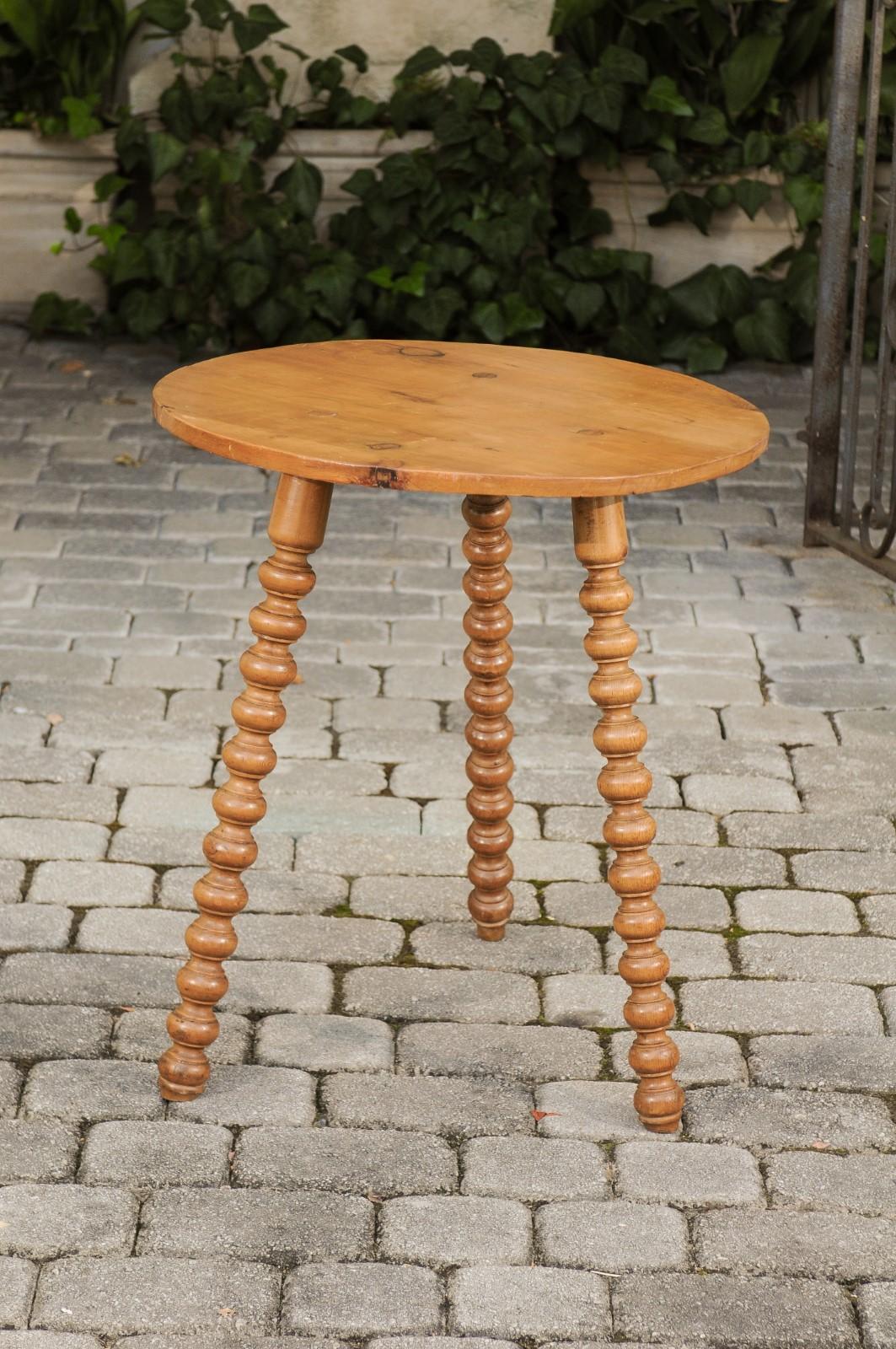 English Rustic 1880s Pine Cricket Tables with Round Top and Bobbin Legs 3