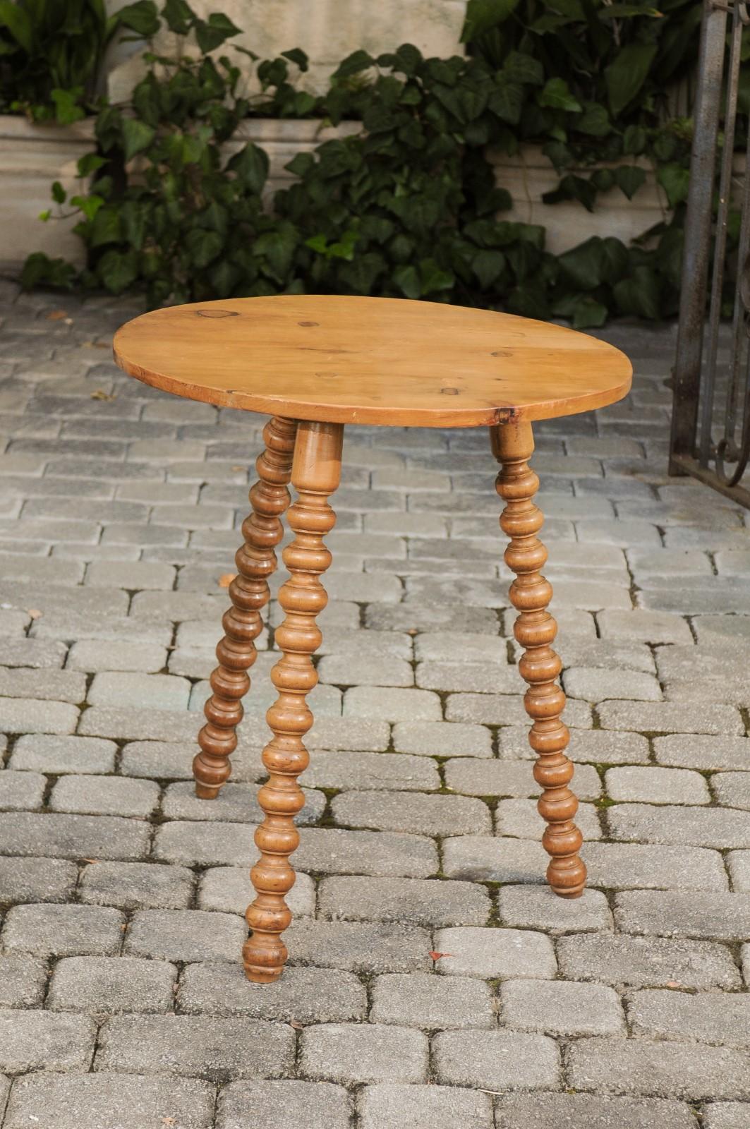 English Rustic 1880s Pine Cricket Tables with Round Top and Bobbin Legs 4