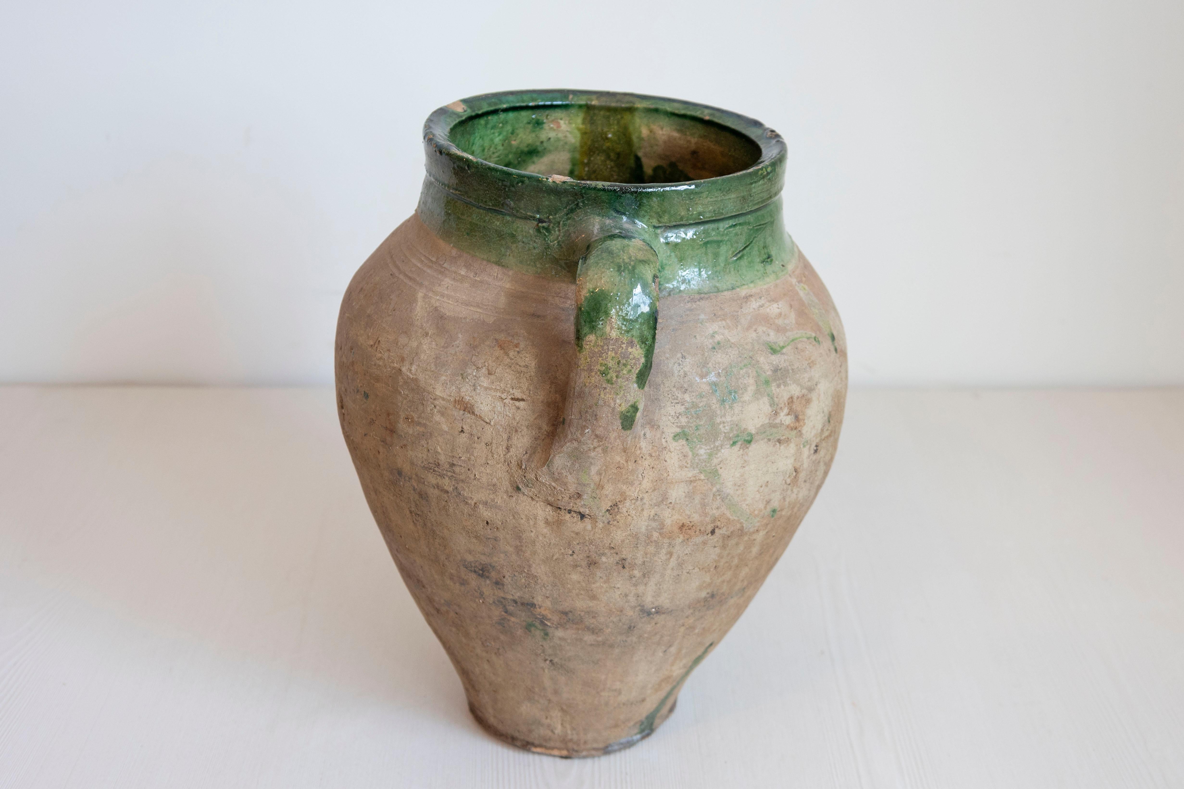 Inglese Vaso da olio in terracotta inglese degli anni '30 CIRCA 1930 con parte superiore smaltata in verde in vendita