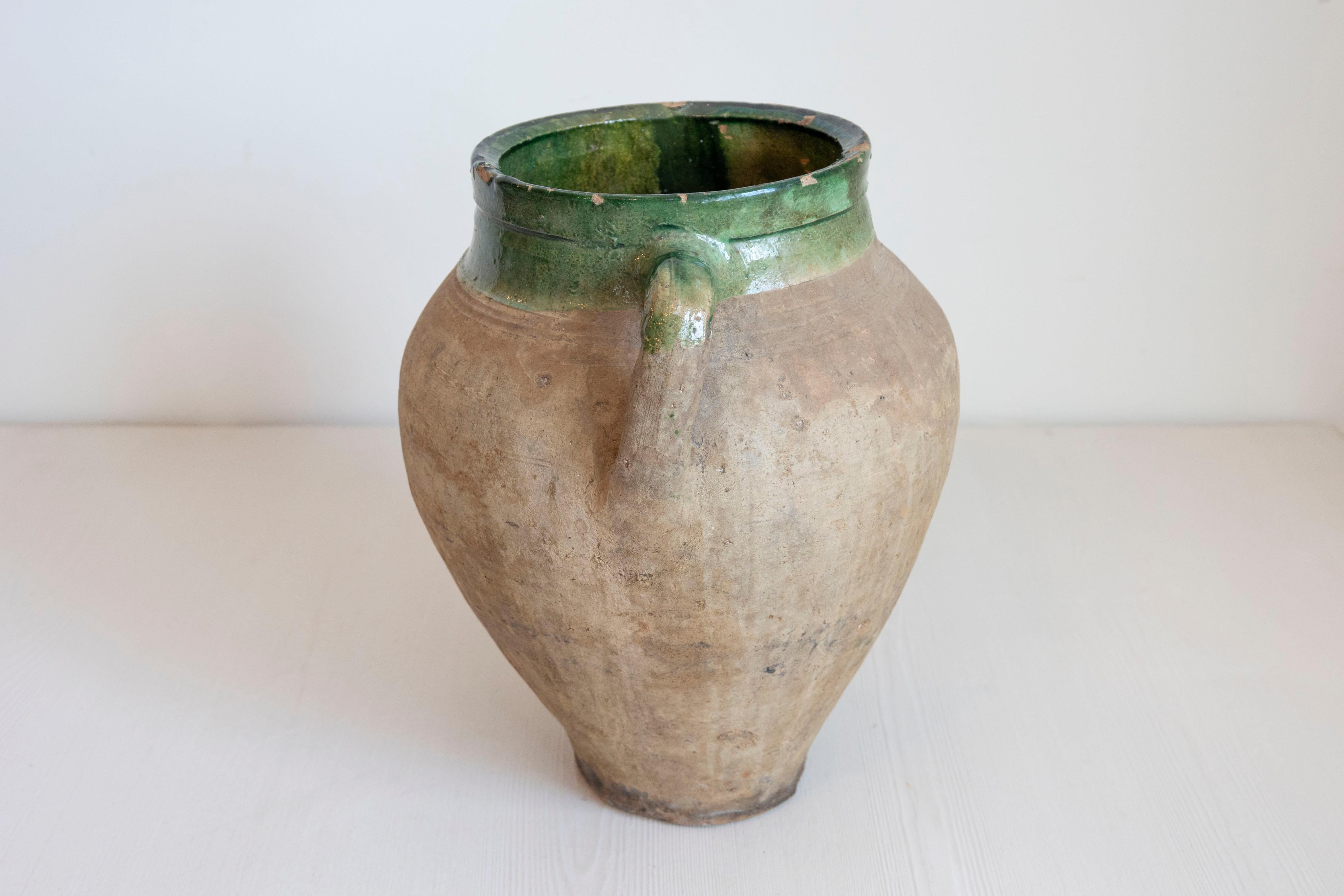 Vaso da olio in terracotta inglese degli anni '30 CIRCA 1930 con parte superiore smaltata in verde In condizioni buone in vendita a Atlanta, GA