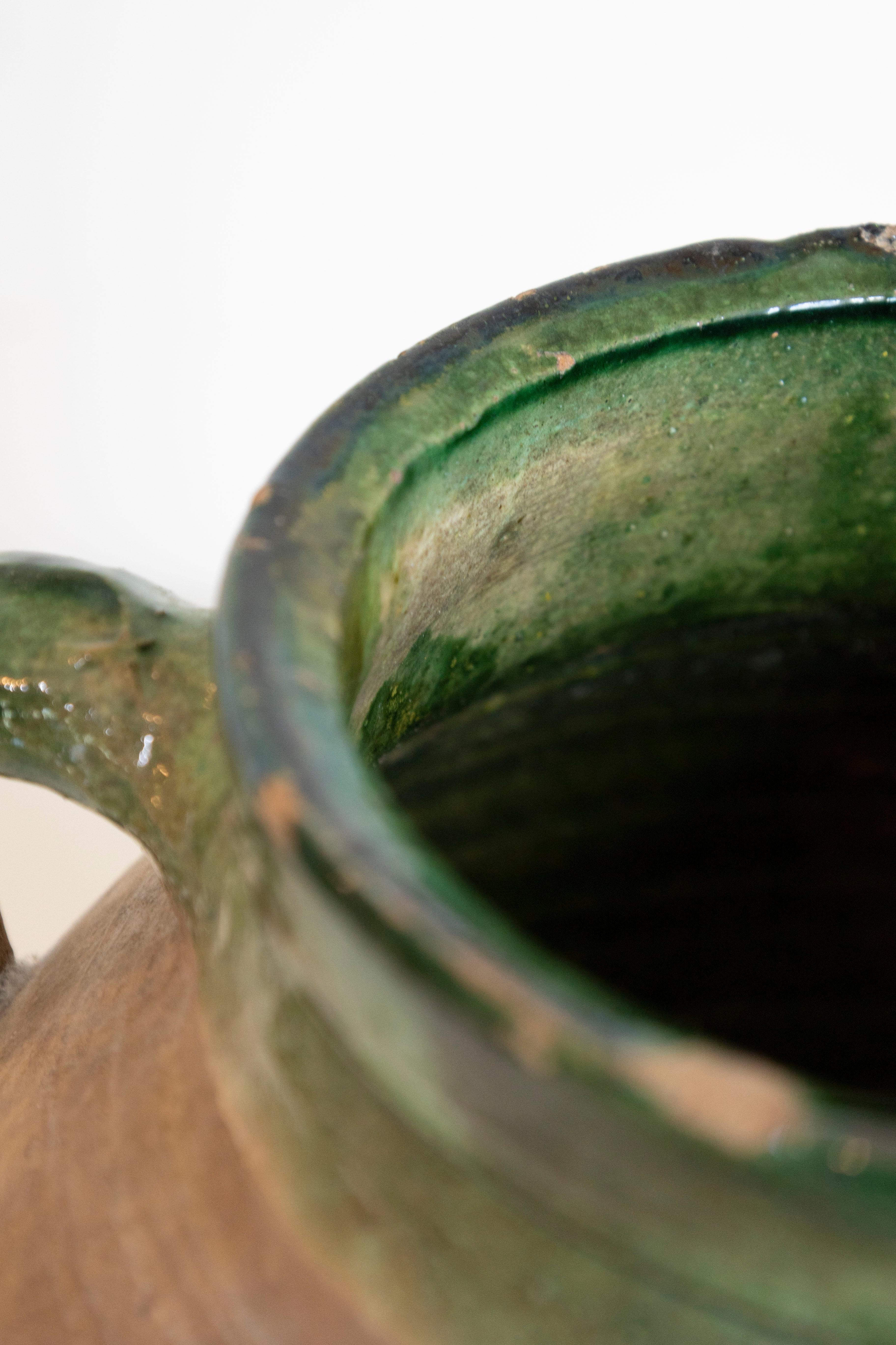Vaso da olio in terracotta inglese degli anni '30 CIRCA 1930 con parte superiore smaltata in verde in vendita 1