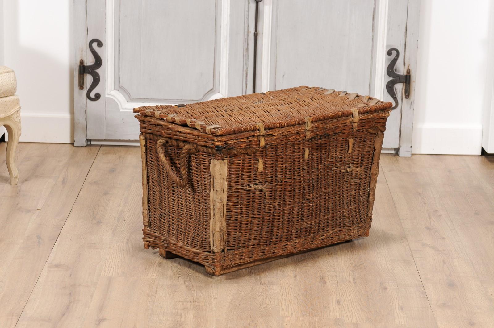 English Rustic 1930s Wicker Trunk with Iron Hardware and Lateral Handles For Sale 5