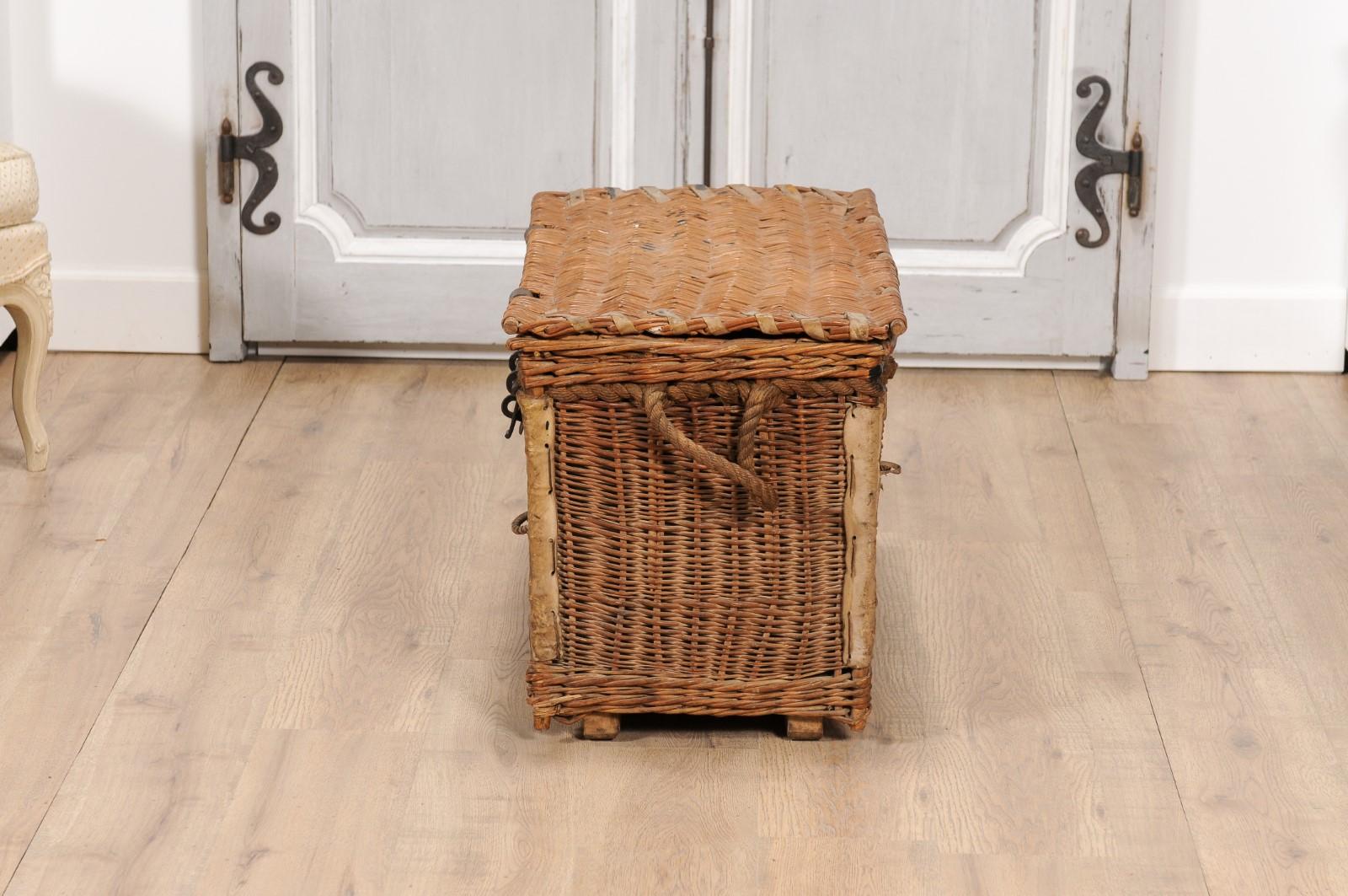 English Rustic 1930s Wicker Trunk with Iron Hardware and Lateral Handles For Sale 6