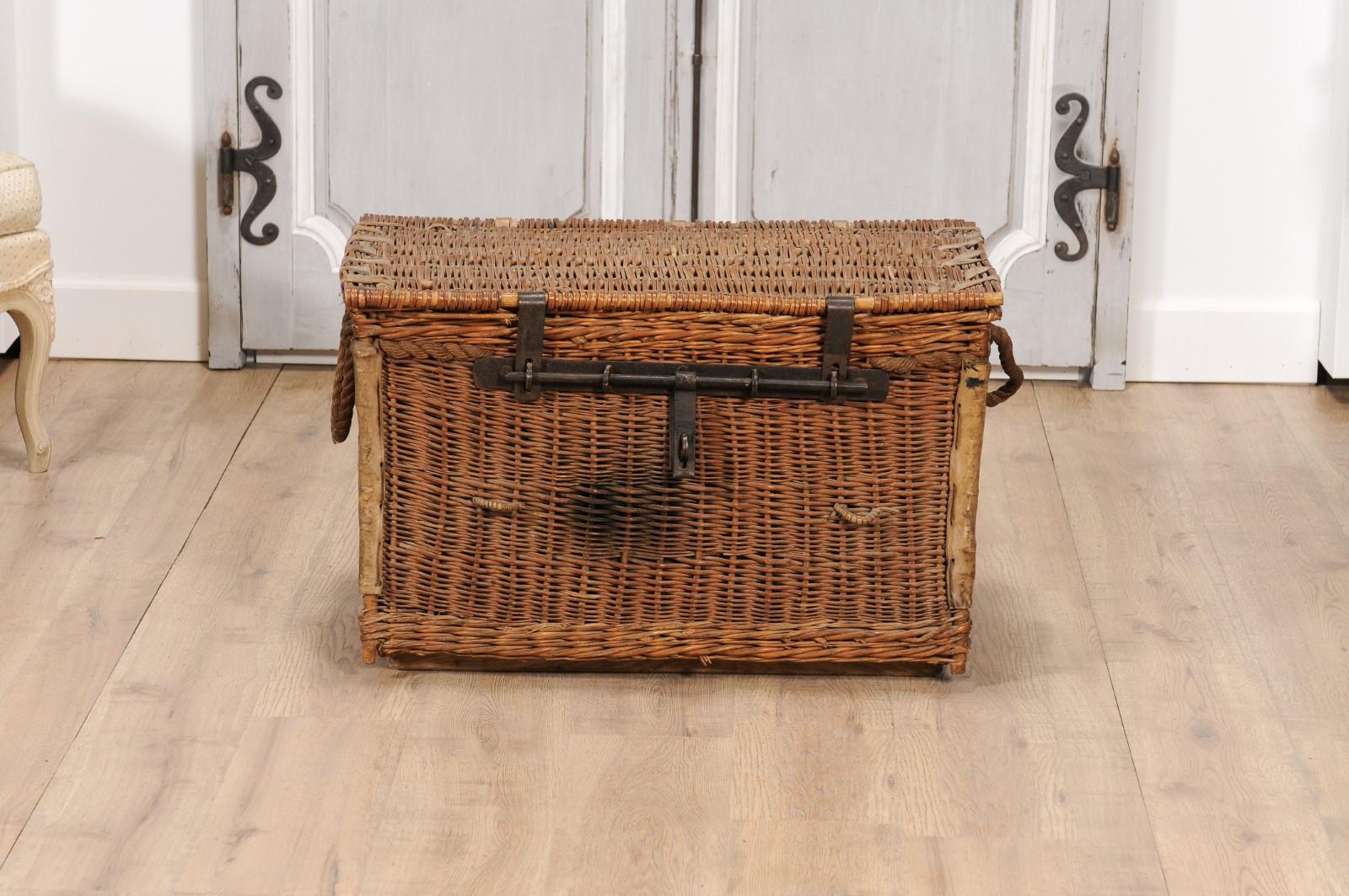 English Rustic 1930s Wicker Trunk with Iron Hardware and Lateral Handles For Sale 7