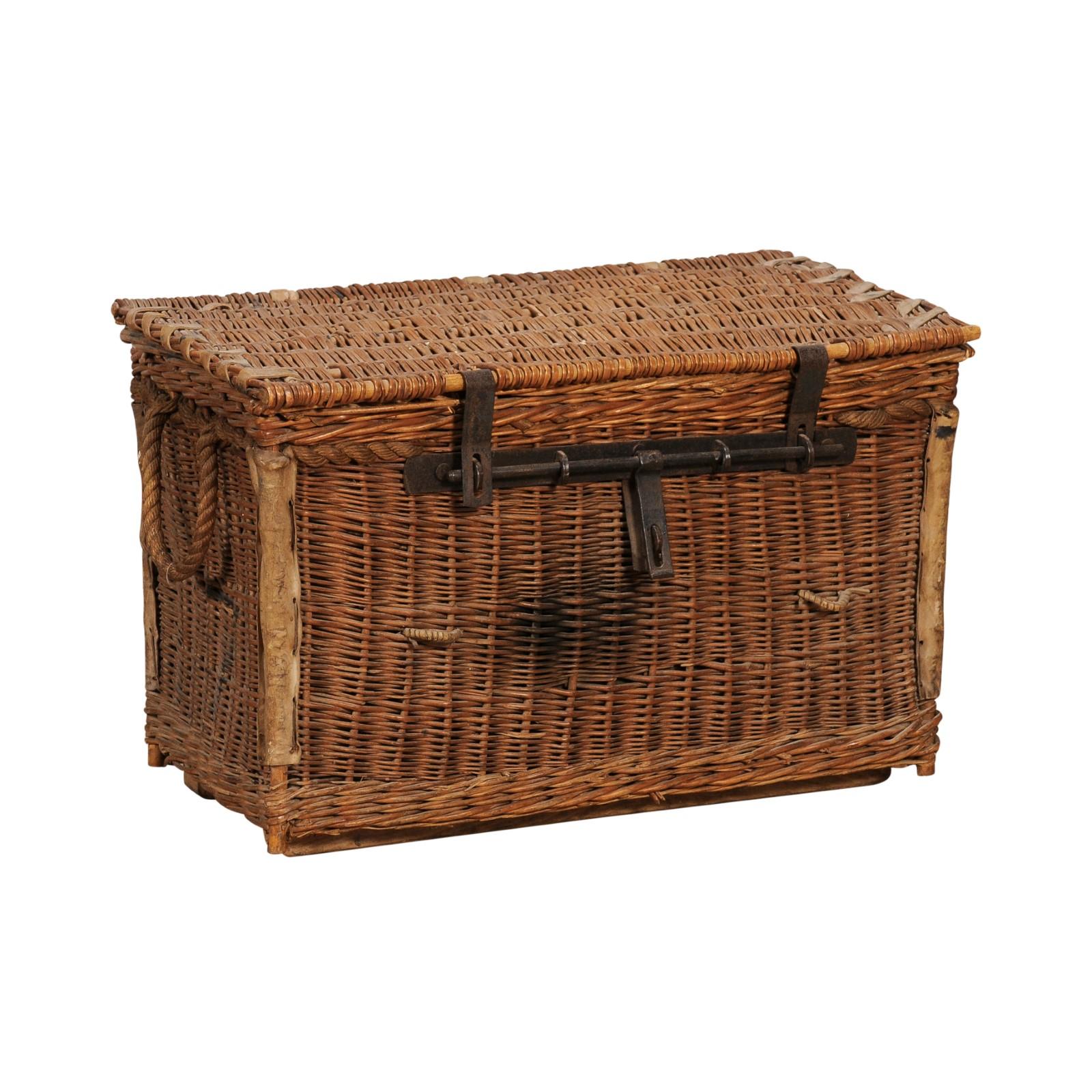 English Rustic 1930s Wicker Trunk with Iron Hardware and Lateral Handles For Sale 8