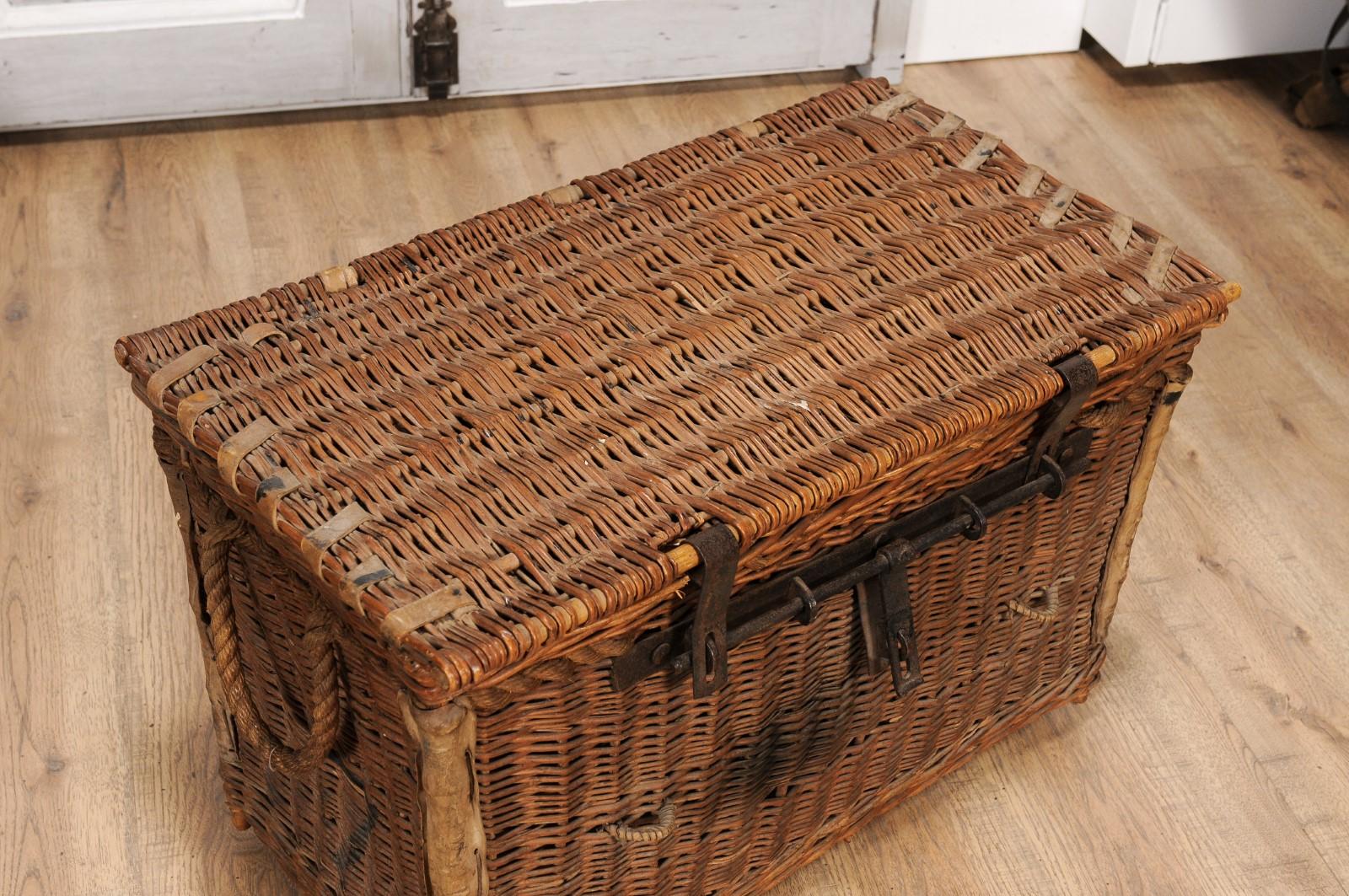 20th Century English Rustic 1930s Wicker Trunk with Iron Hardware and Lateral Handles For Sale
