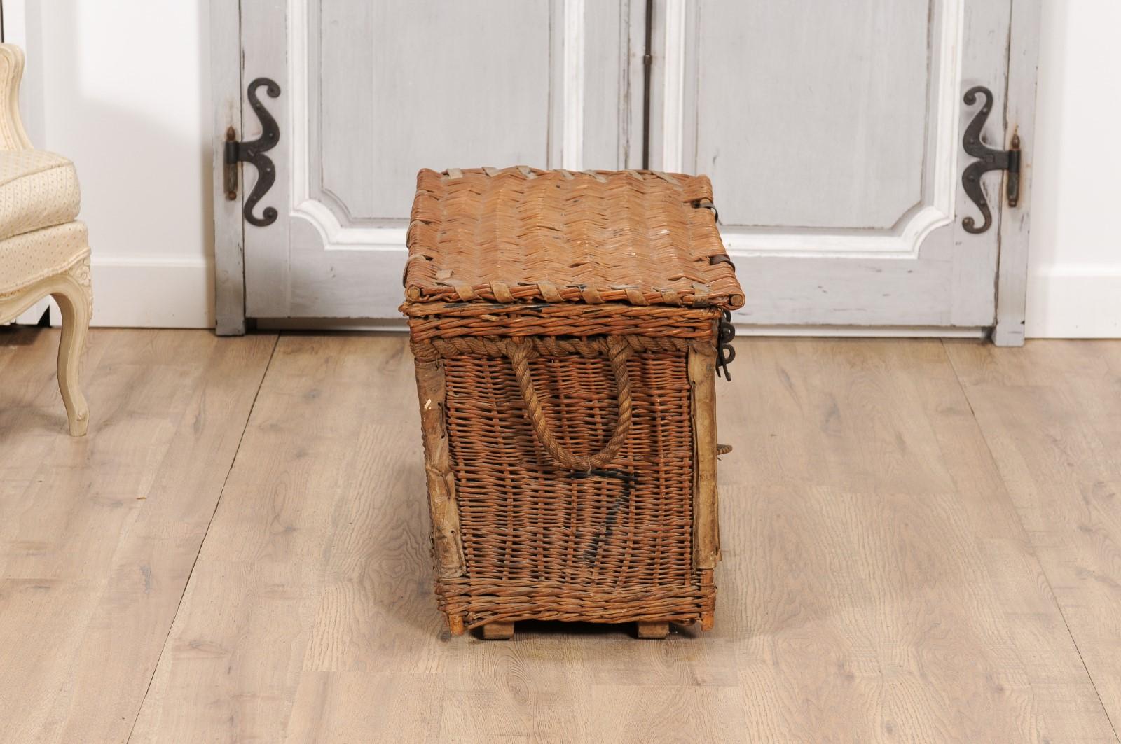 English Rustic 1930s Wicker Trunk with Iron Hardware and Lateral Handles For Sale 2