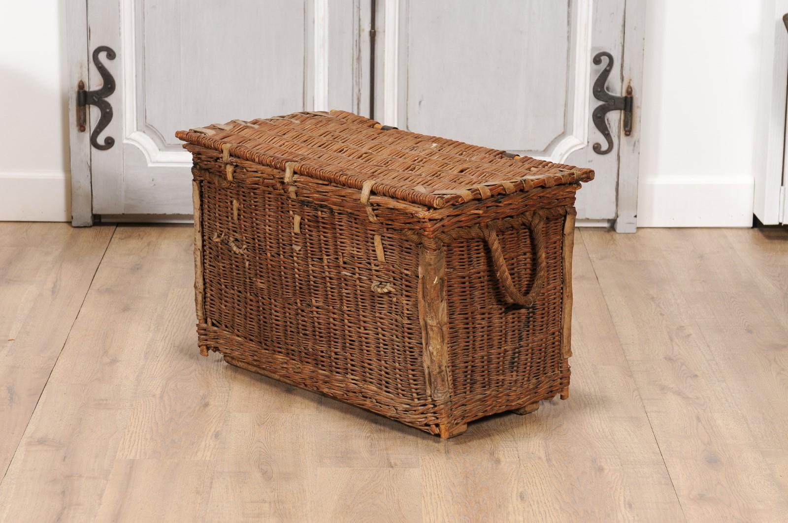 English Rustic 1930s Wicker Trunk with Iron Hardware and Lateral Handles For Sale 3