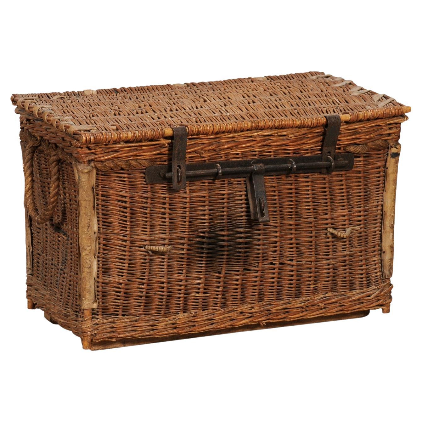 English Rustic 1930s Wicker Trunk with Iron Hardware and Lateral Handles For Sale