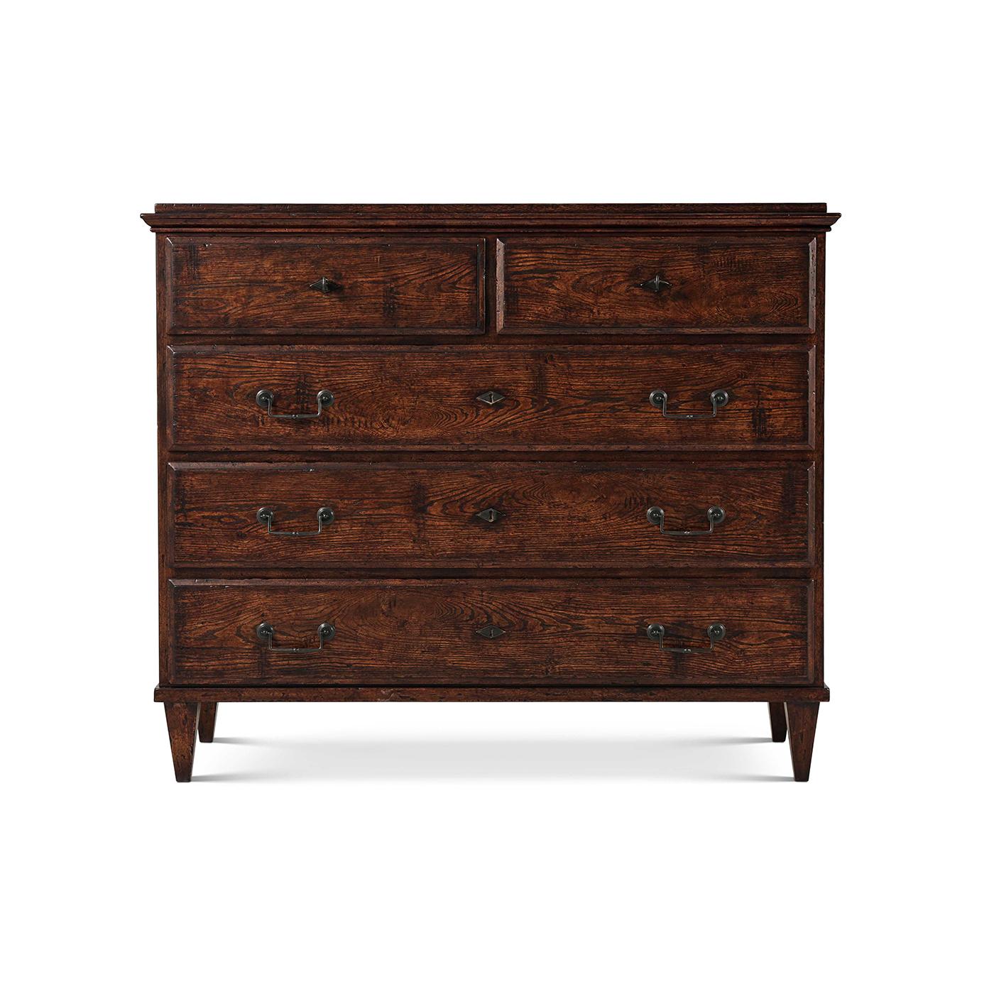 Conferisce un fascino sobrio e inglese agli interni classici, unendo la sensibilità storica a un carattere vissuto. Realizzato in rovere rustico, questo mobile presenta un piano modellato e a gradini e cinque cassetti a bordo smussato, due corti e