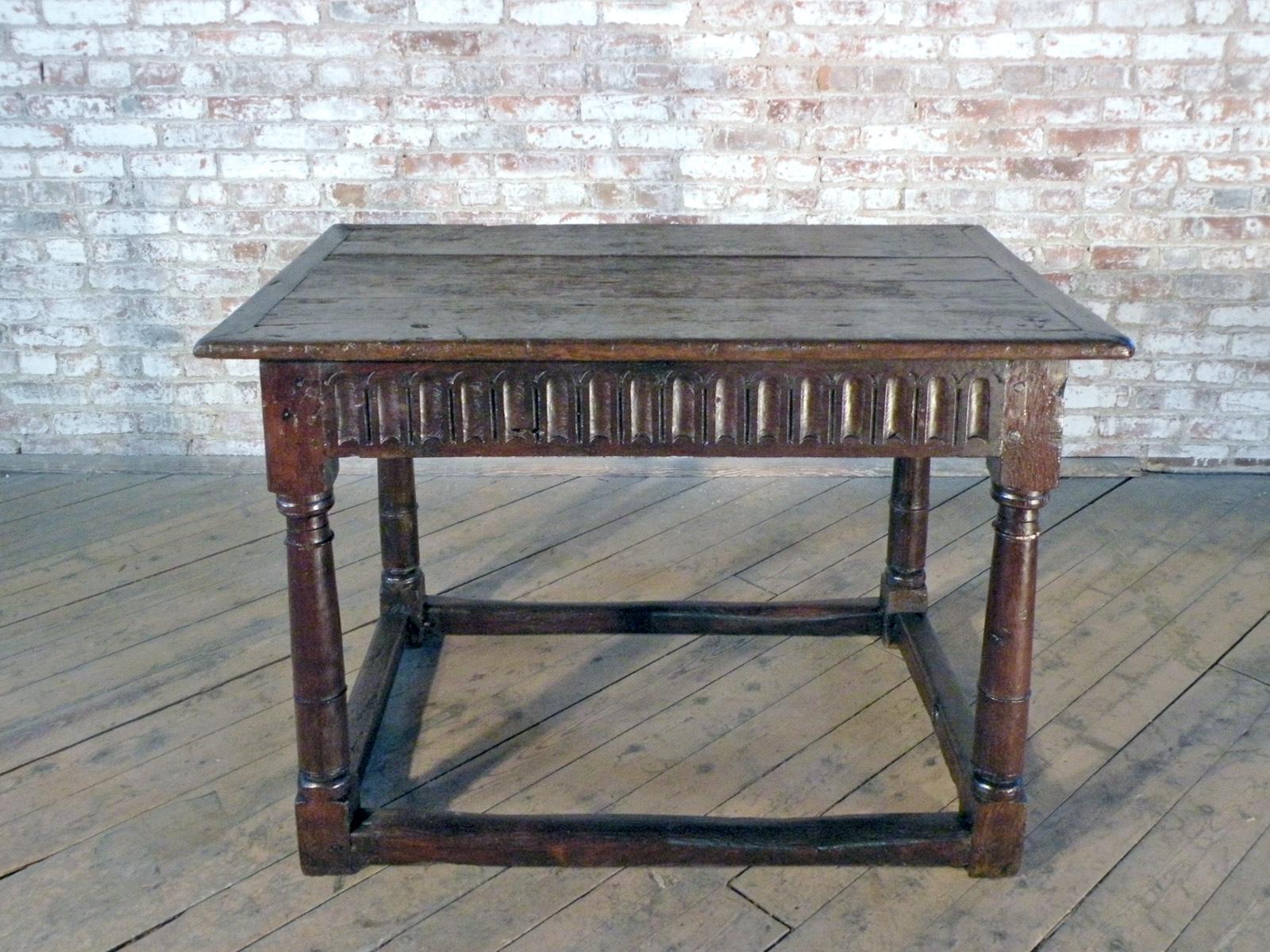 English Rustic Late Elizabethan / Charles I Oak Center or End Table In Good Condition In Troy, NY