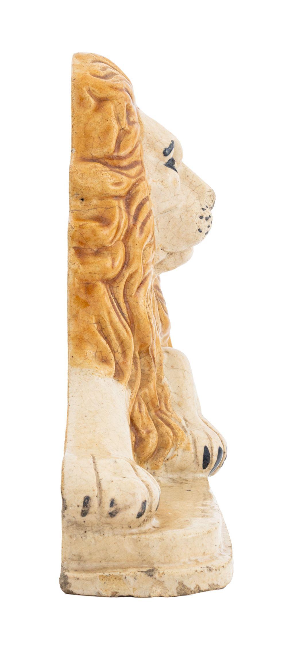 Smaltato Leone reclinato in gres salato inglese in vendita