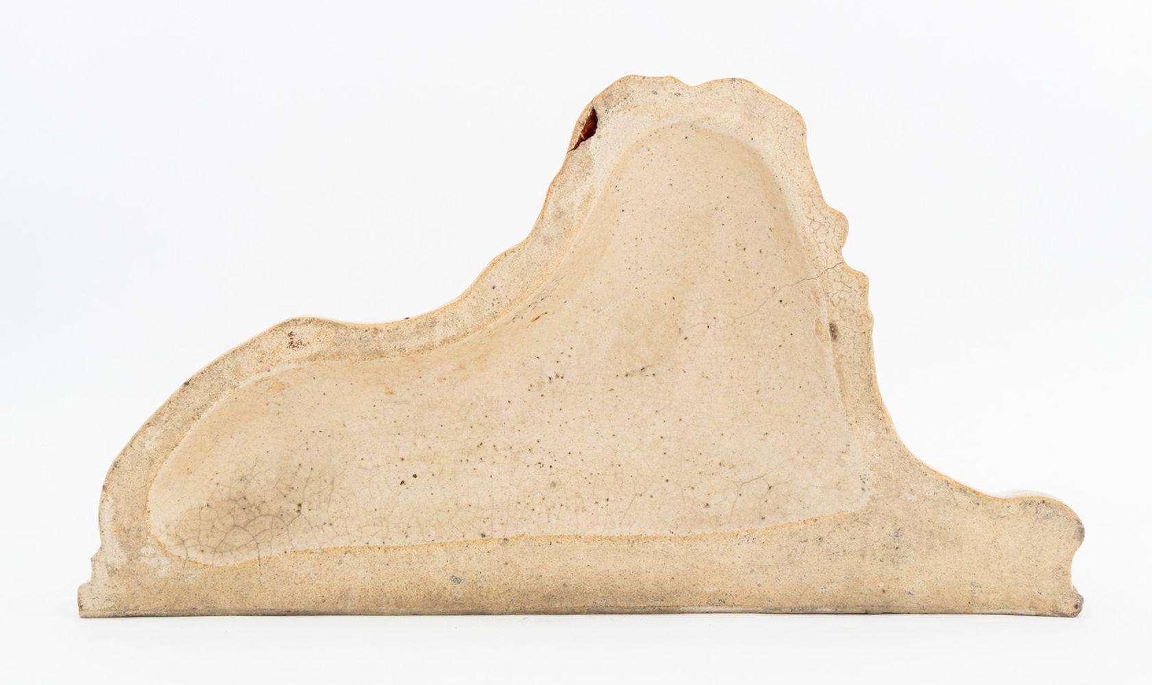 Leone reclinato in gres salato inglese In condizioni buone in vendita a Astoria, NY