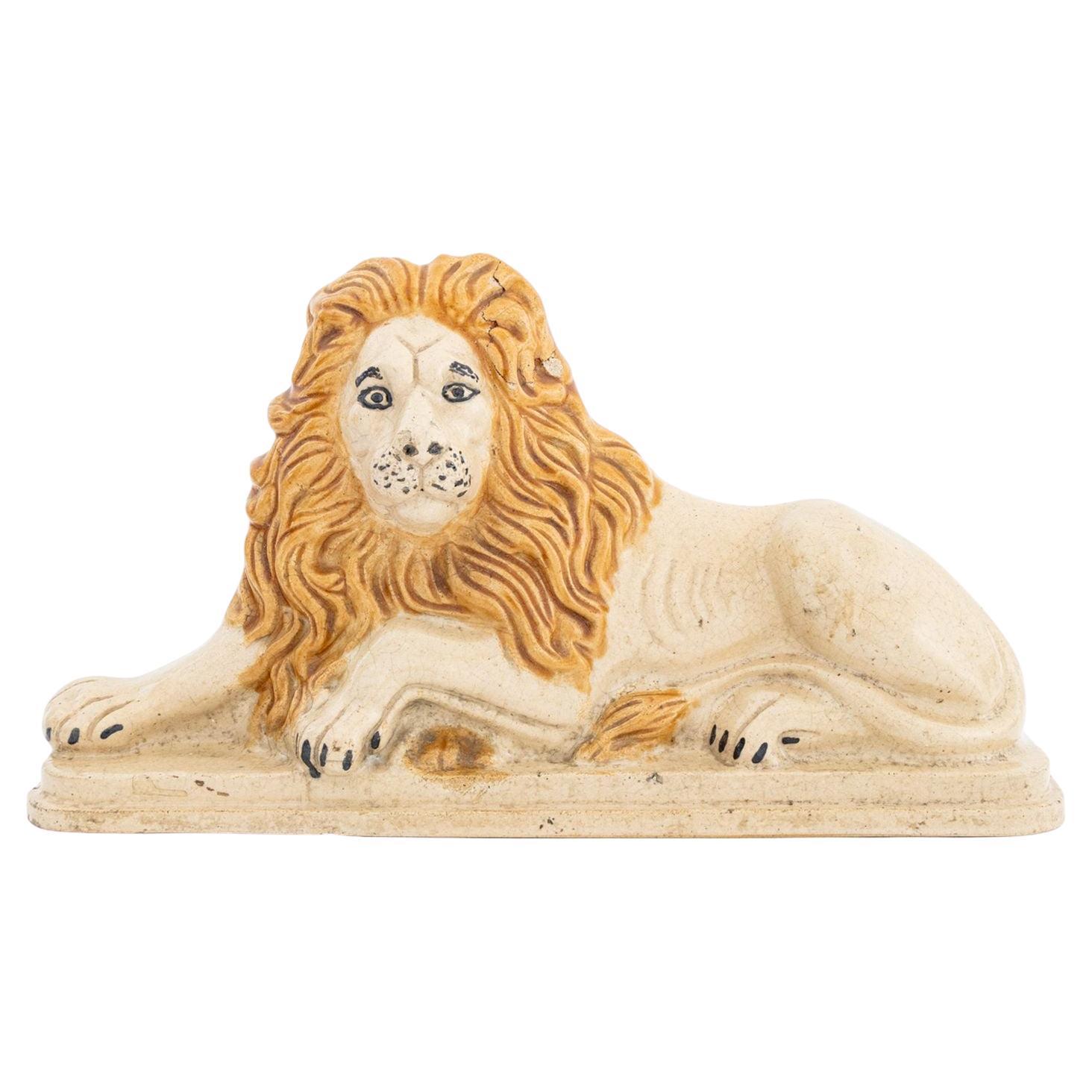 Englisches Steingut mit Salzglasur, liegender Löwe