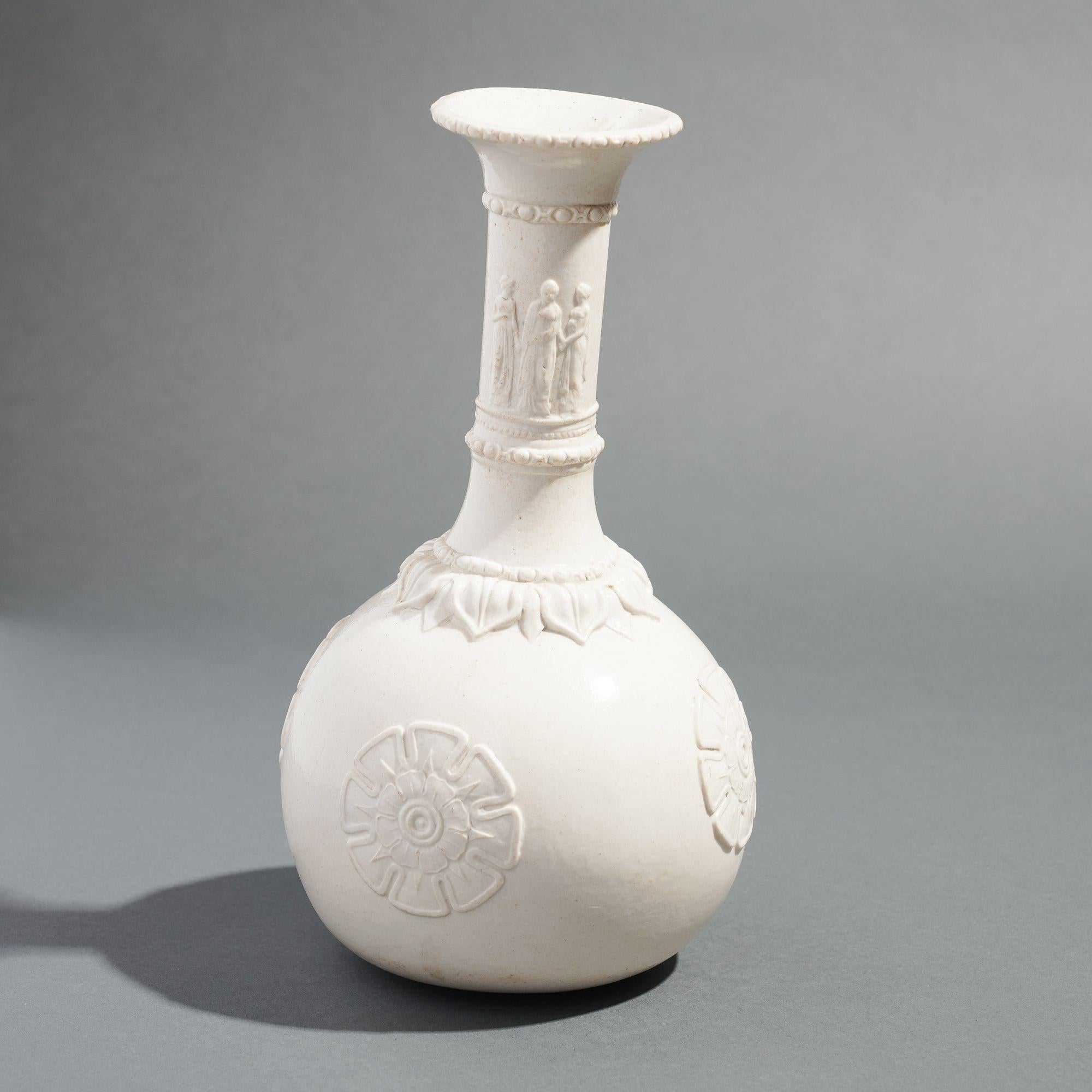 Wasserflasche aus weißem Steingut, salzglasiert, mit klassizistischem Dekor auf einer archaischen Flaschenform. G.R. Booth's stellte von 1829 bis 1844 in seiner Fabrik in Waterloo Works, Canal Side, Hanley, Staffordshire, England, Steingutkeramik