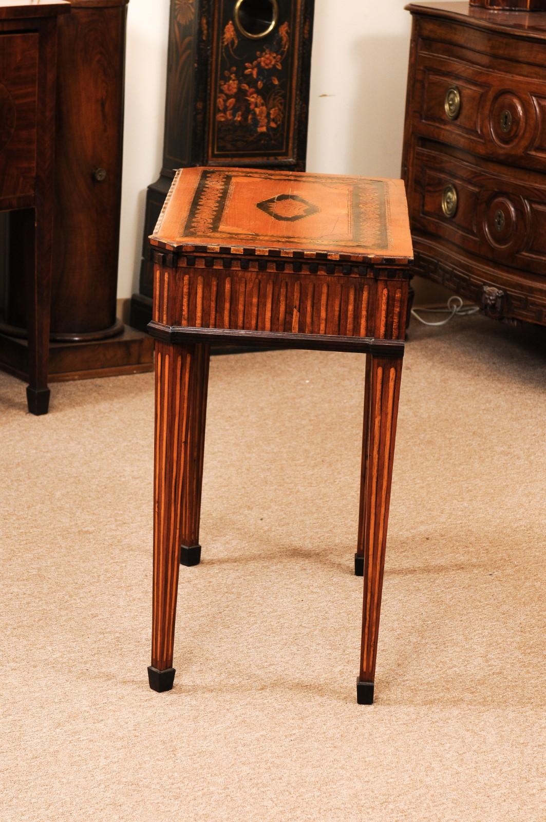 Table console anglaise en bois de satin marqueté avec marqueterie de coquillages en vente 4