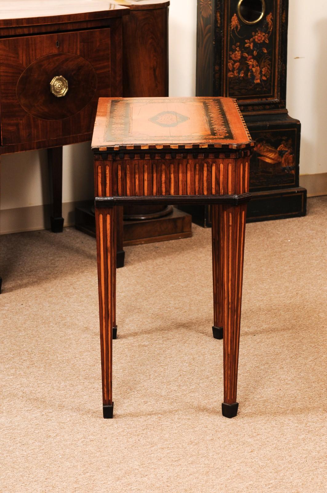 Citronnier Table console anglaise en bois de satin marqueté avec marqueterie de coquillages en vente