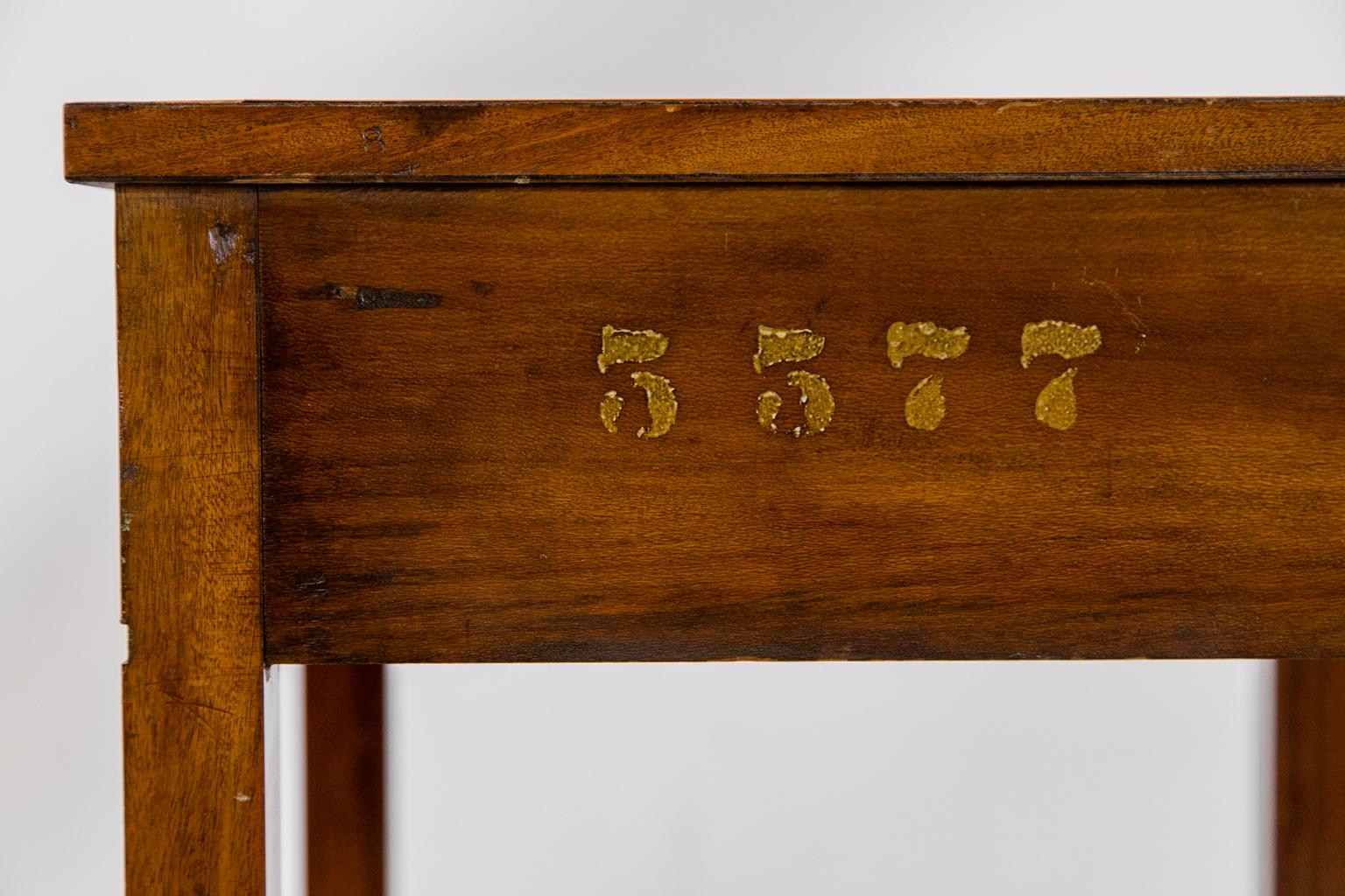 Table anglaise peinte en bois de citronnier en vente 4