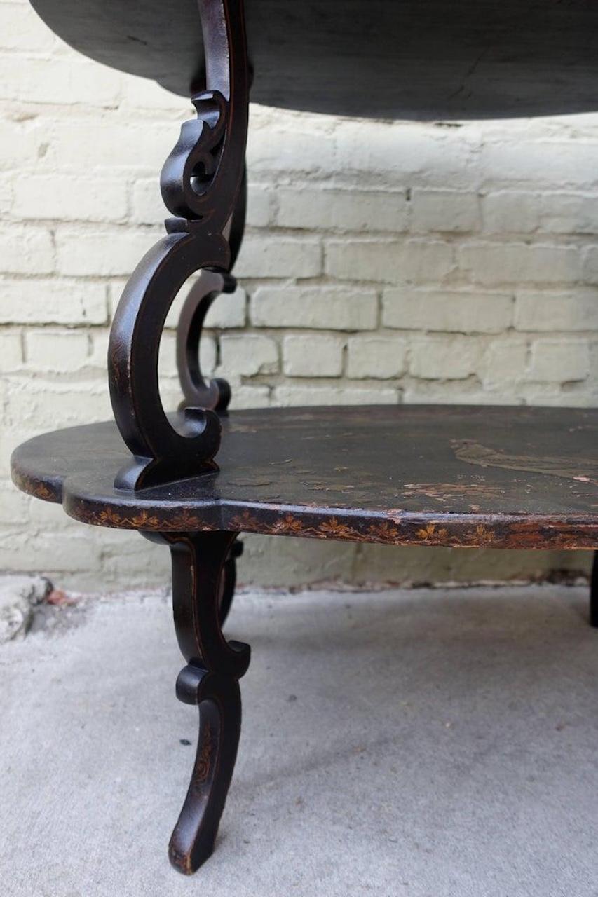 Sculpté Table festonnée anglaise en Chinoiserie noire et or en vente