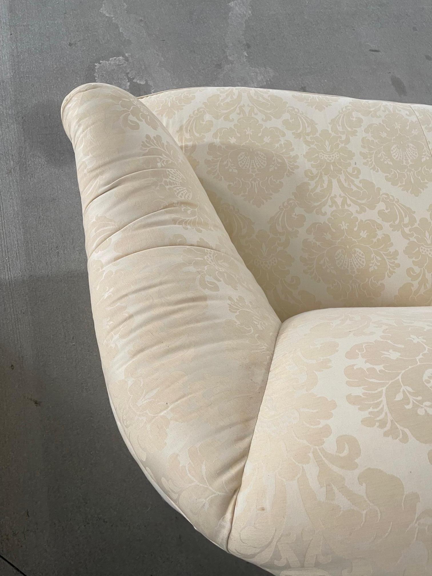 Englisches Sessel mit Wellenschliff im Stil von Scalloped mit Serpentinenfront, 20. Jahrhundert (Baumwolle) im Angebot