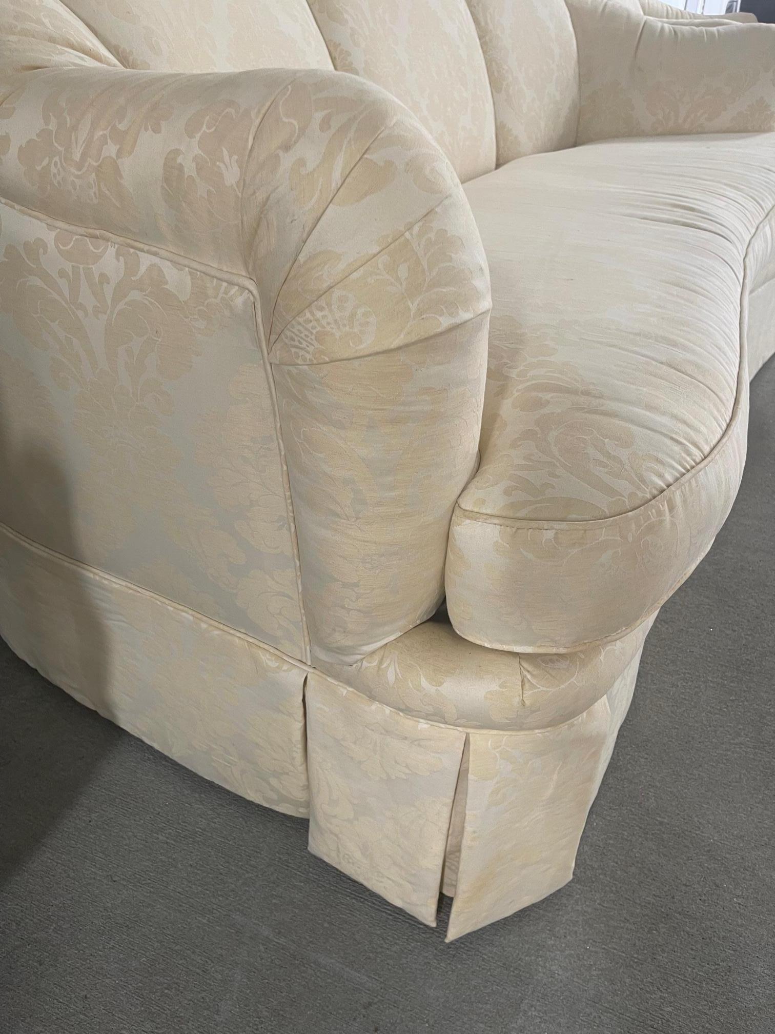 Englisches Sessel mit Wellenschliff im Stil von Scalloped mit Serpentinenfront, 20. Jahrhundert im Angebot 2