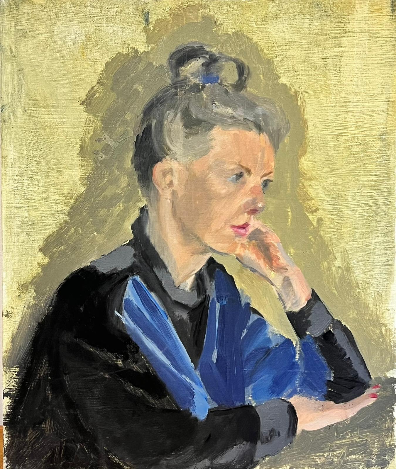 Figurative Painting di English School - Ritratto a olio inglese del XX secolo di una signora con i capelli legati, sfondo giallo