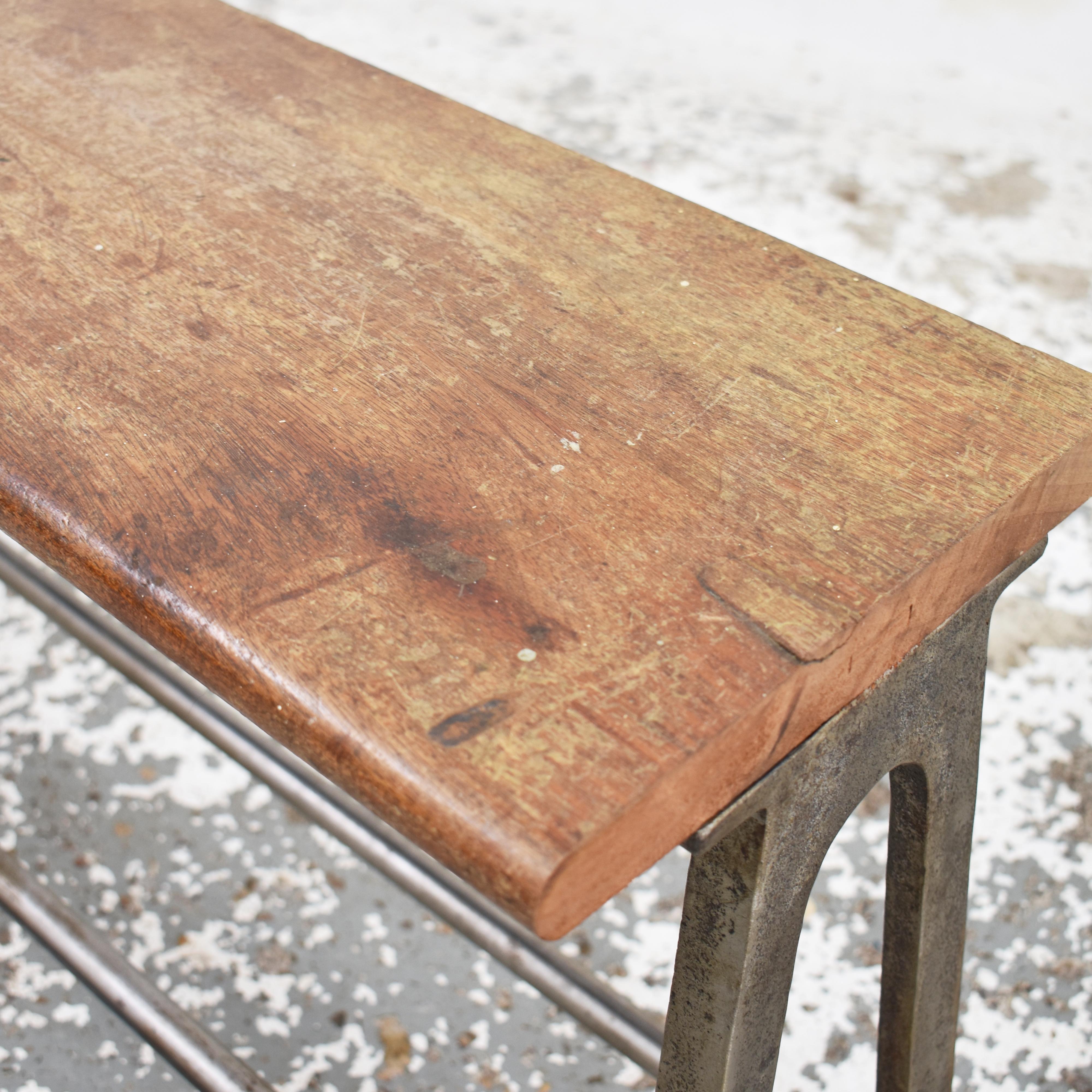 Kleine Schule Vintage Locker Room Storage Bench

Eine alte Schulbank für die Umkleidekabine, mit einer schönen originalen Holzplatte aus Hartholz, die aus einem Gymnasium gerettet wurde. Die Bank hat gegossene Metallbeine und ein Paar Metallstreben,