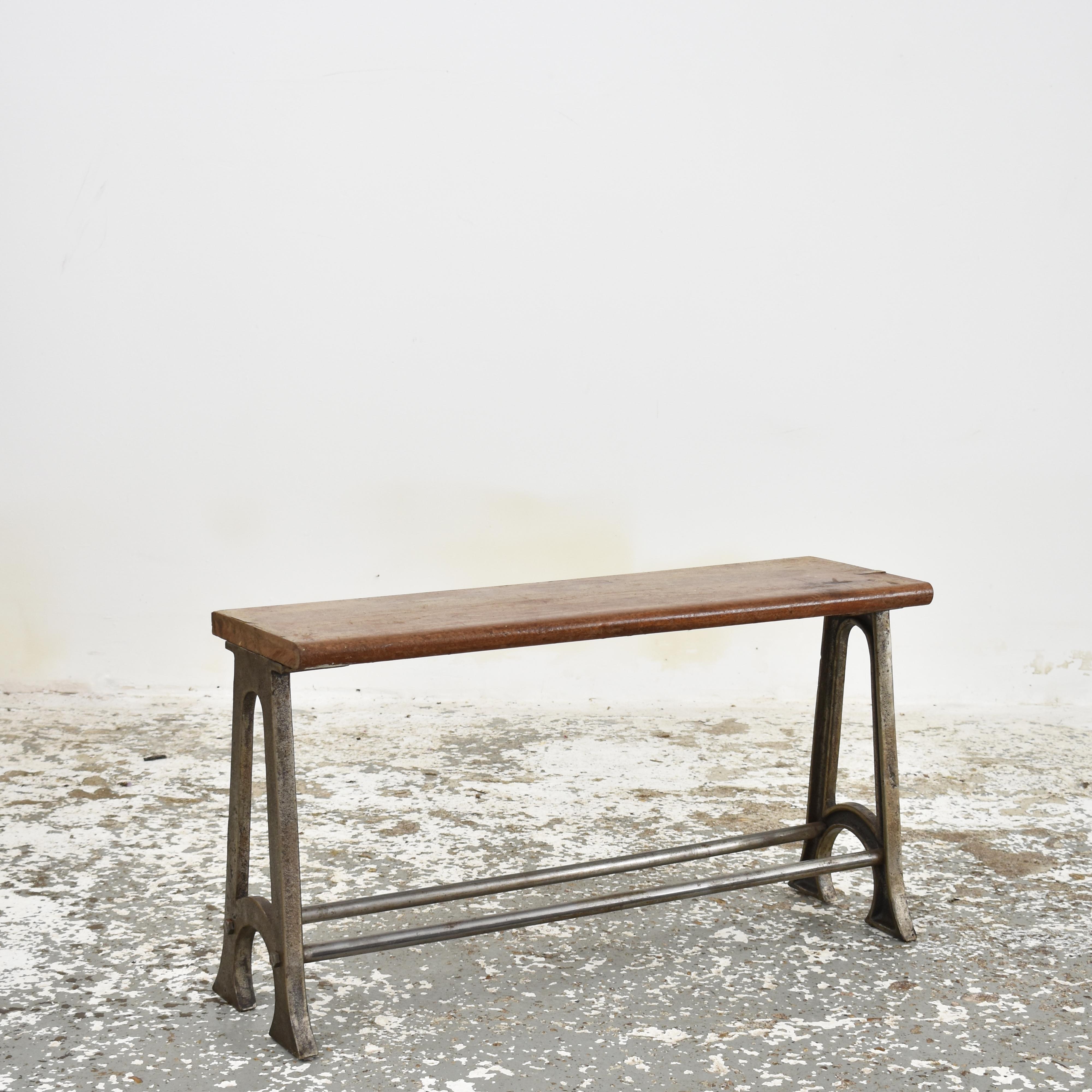 English School Vintage Locker Room Hallway Storage Bench (Stahl) im Angebot
