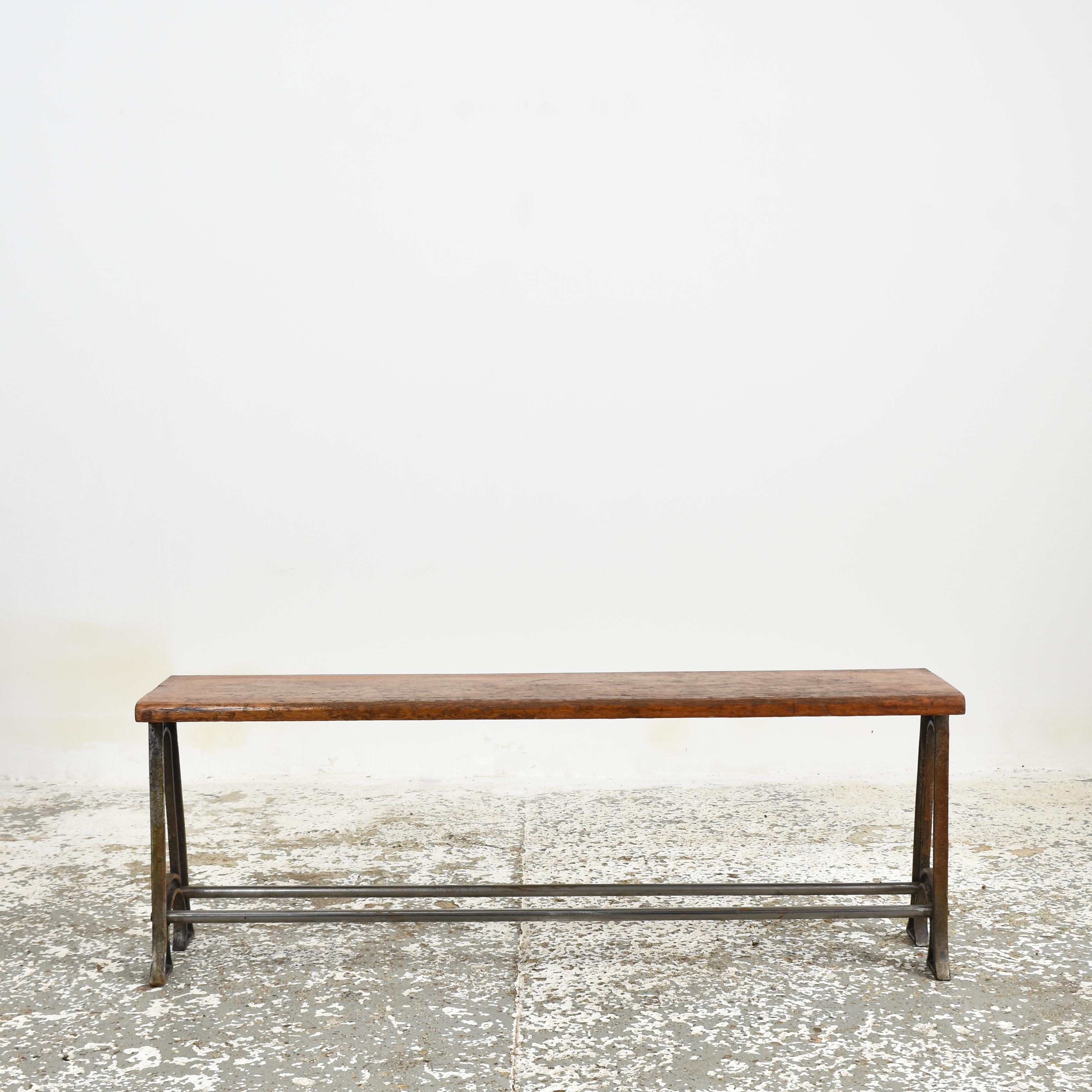 English School Vintage Banco de almacenaje para vestuarios Bauhaus en venta