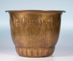 English or Scottish Arts & Crafts Hammered Brass Jardiniere, circa 1900