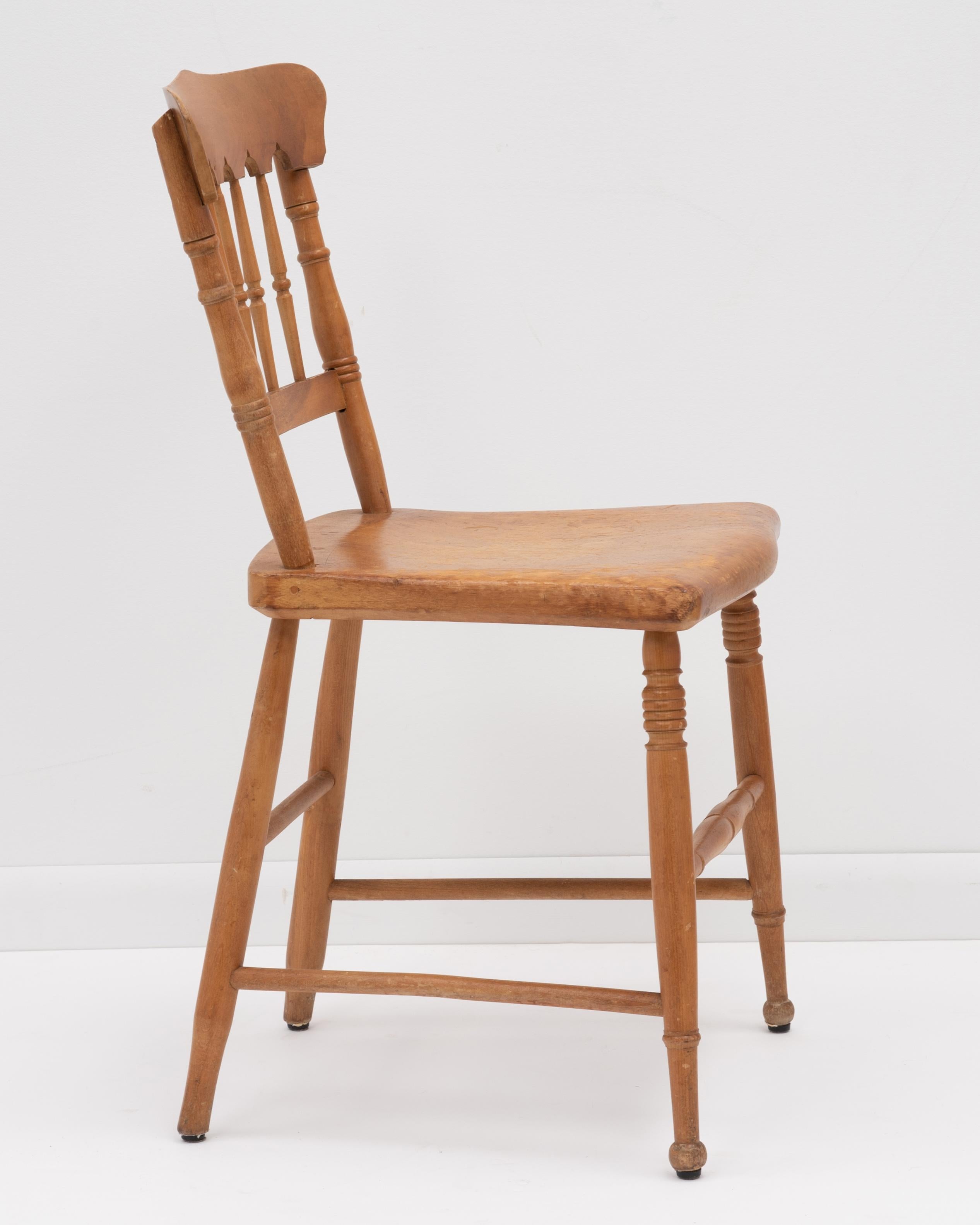 Englische Esszimmerstühle aus geschwungenem Kiefernholz mit Pflanzgefäßsitz – Vierer-Set (Primitiv) im Angebot