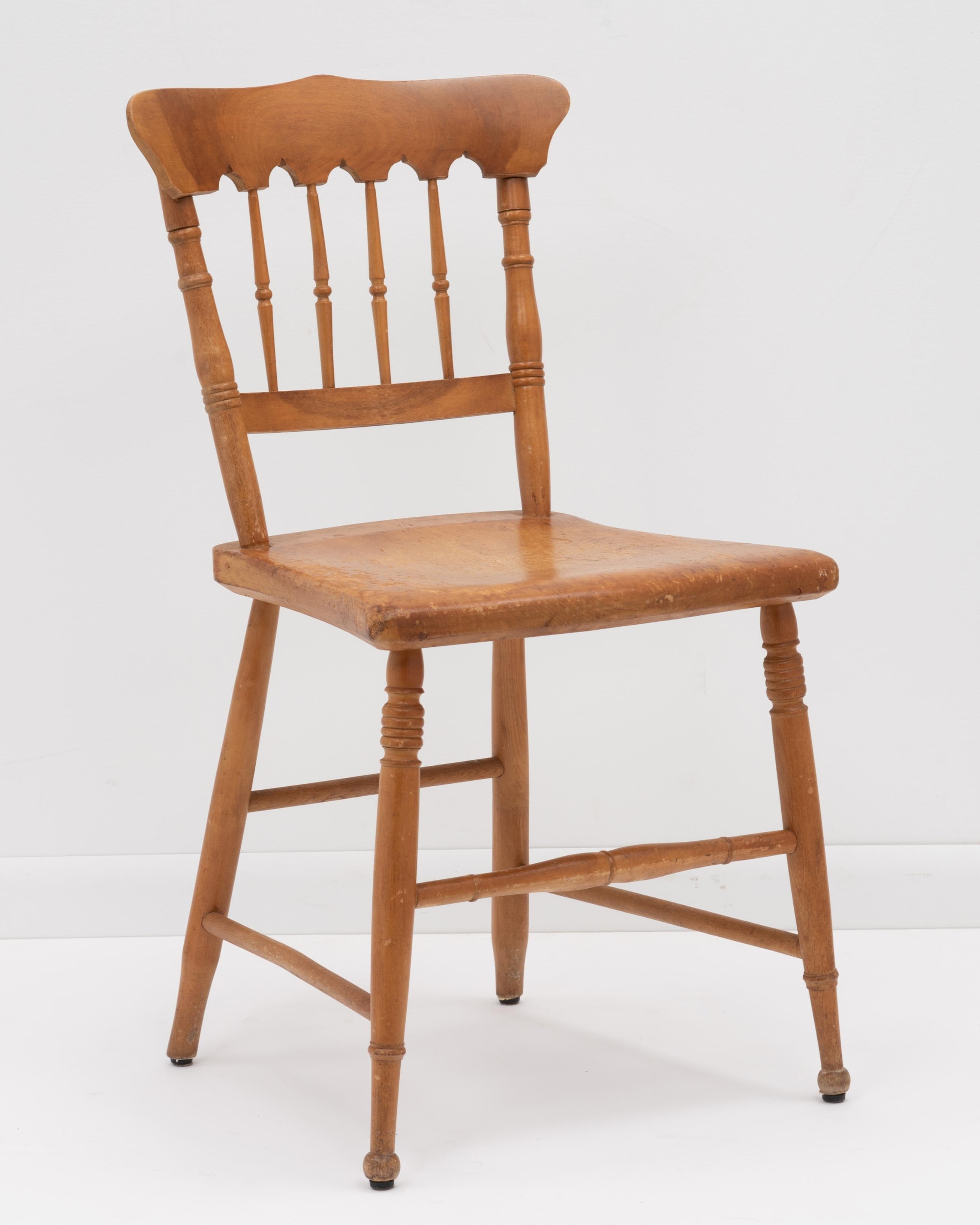 English Scrubbed Pine Plank Seat Dining Chairs Farmhouse Cottage, a Set of Four In Good Condition For Sale In Forest Grove, PA