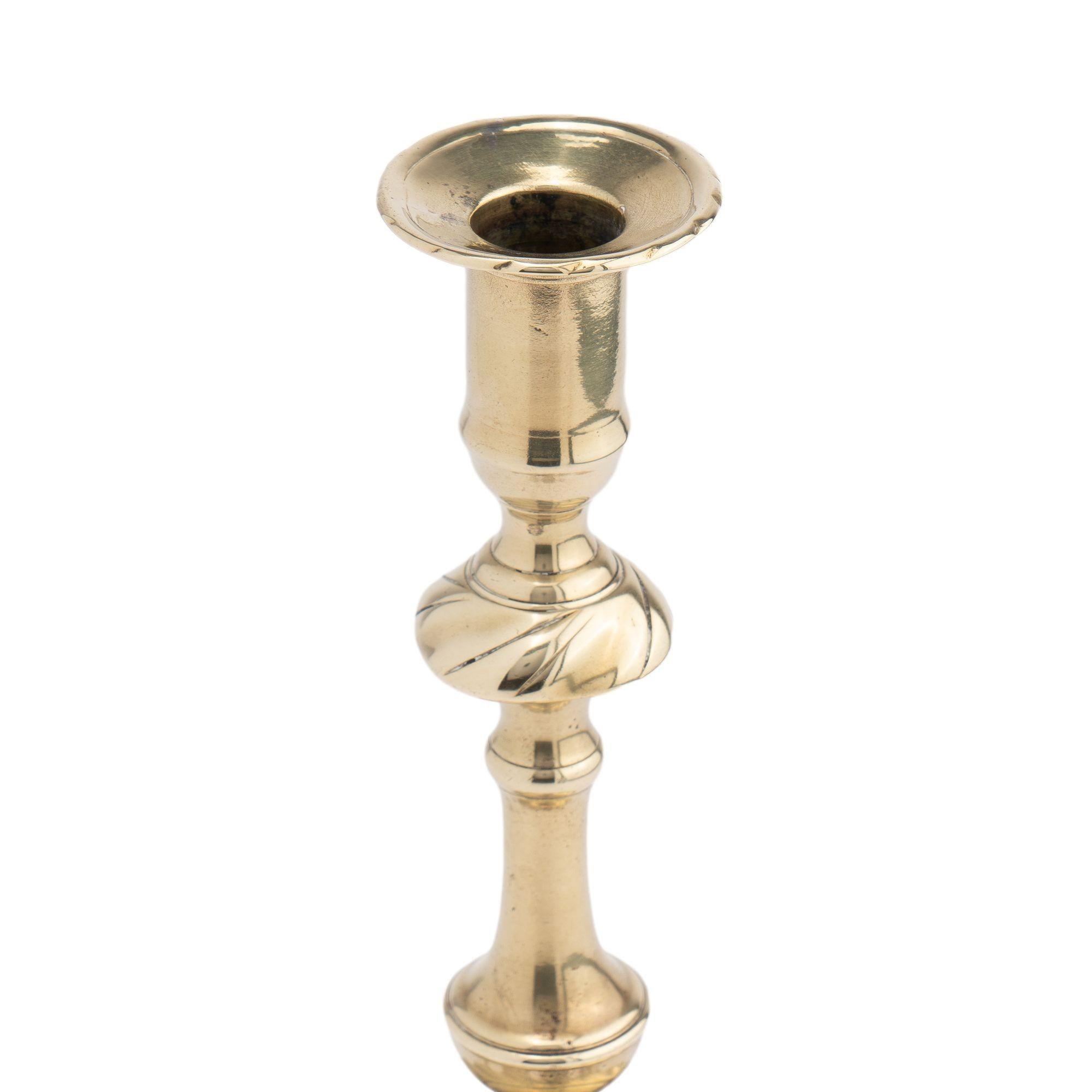 English seam cast brass swirl base candlestick, 1750 In Good Condition For Sale In Kenilworth, IL
