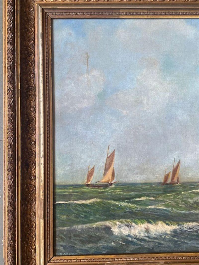 Ancienne marine anglaise avec trois yoles, par S. Noble, vers les années 1920, une huile sur panneau avec trois yoles naviguant sur un large bief dans une brise vive, signée S. Noble en bas à droite.

La peinture reste en très bon état ; elle serait