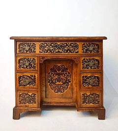 Tavolo da ufficio o scrivania inglese con intarsio di alghe e provenienza reale, circa 1735