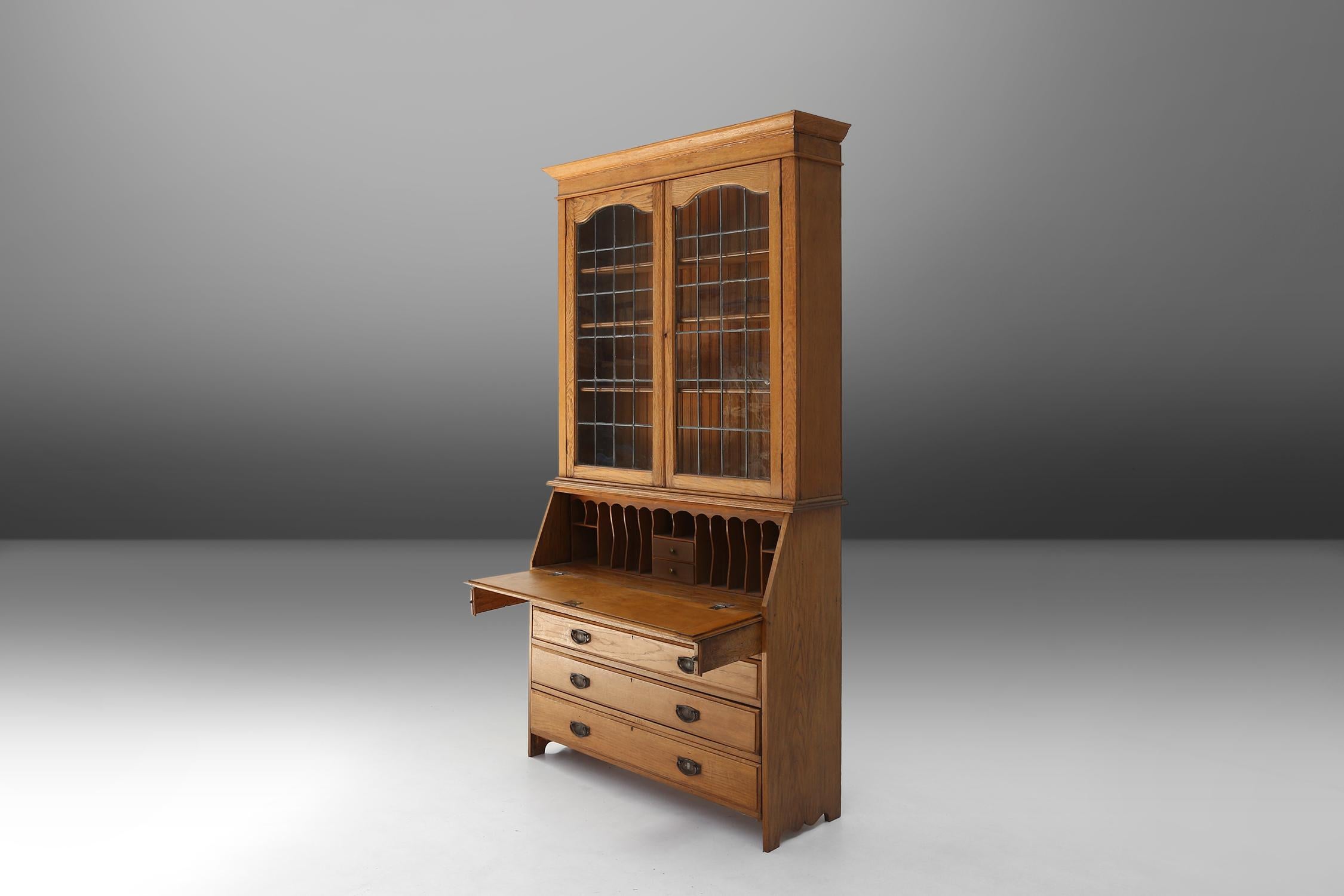 English secretary bookcase Arts&Crats 1910 In Good Condition For Sale In Meulebeke, BE