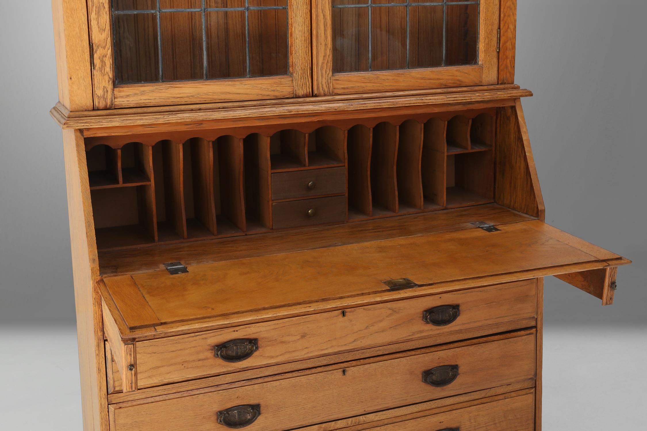 Early 20th Century English secretary bookcase Arts&Crats 1910 For Sale