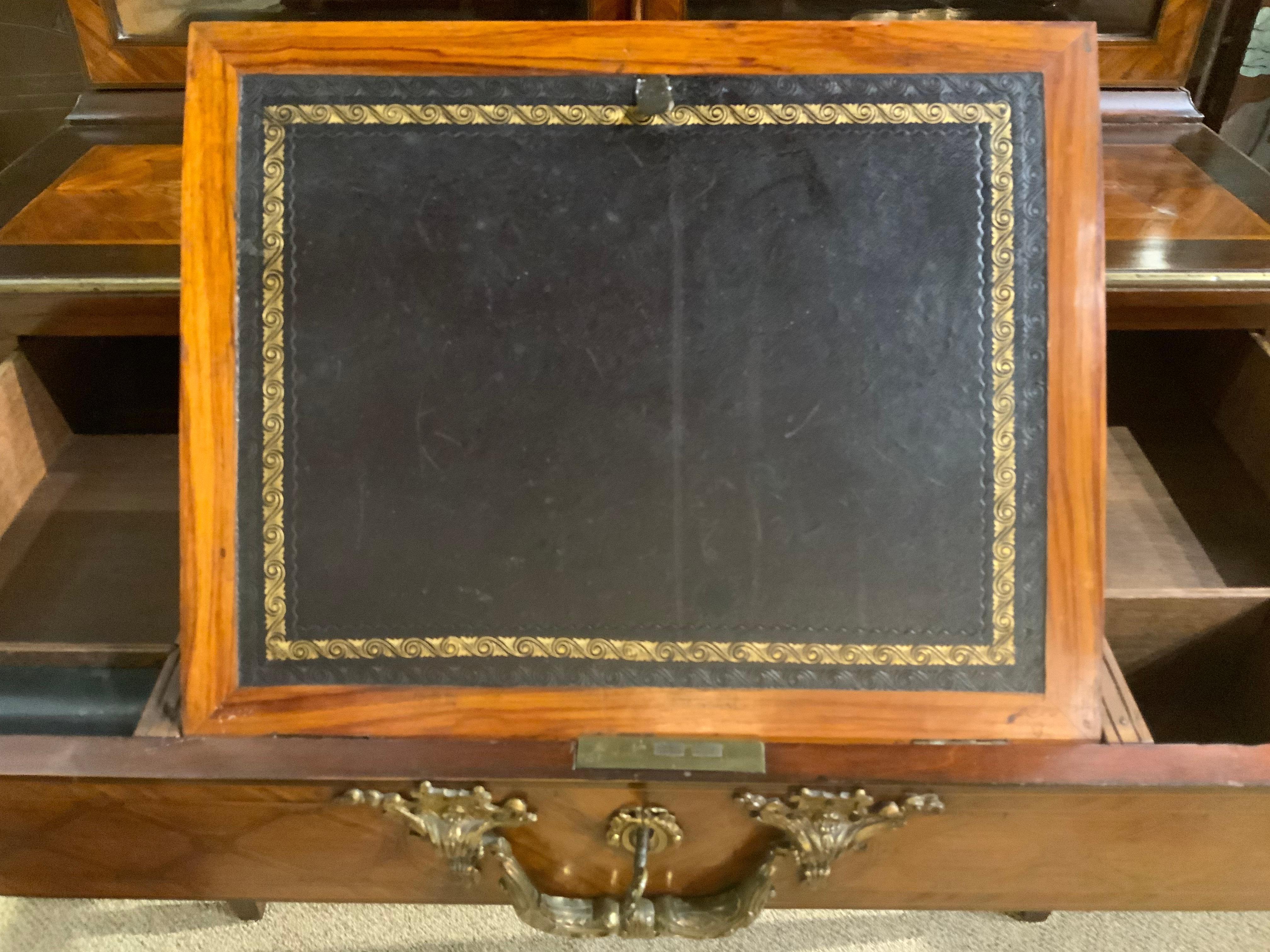 English secretary/desk 19 th c. With display In Excellent Condition For Sale In Houston, TX