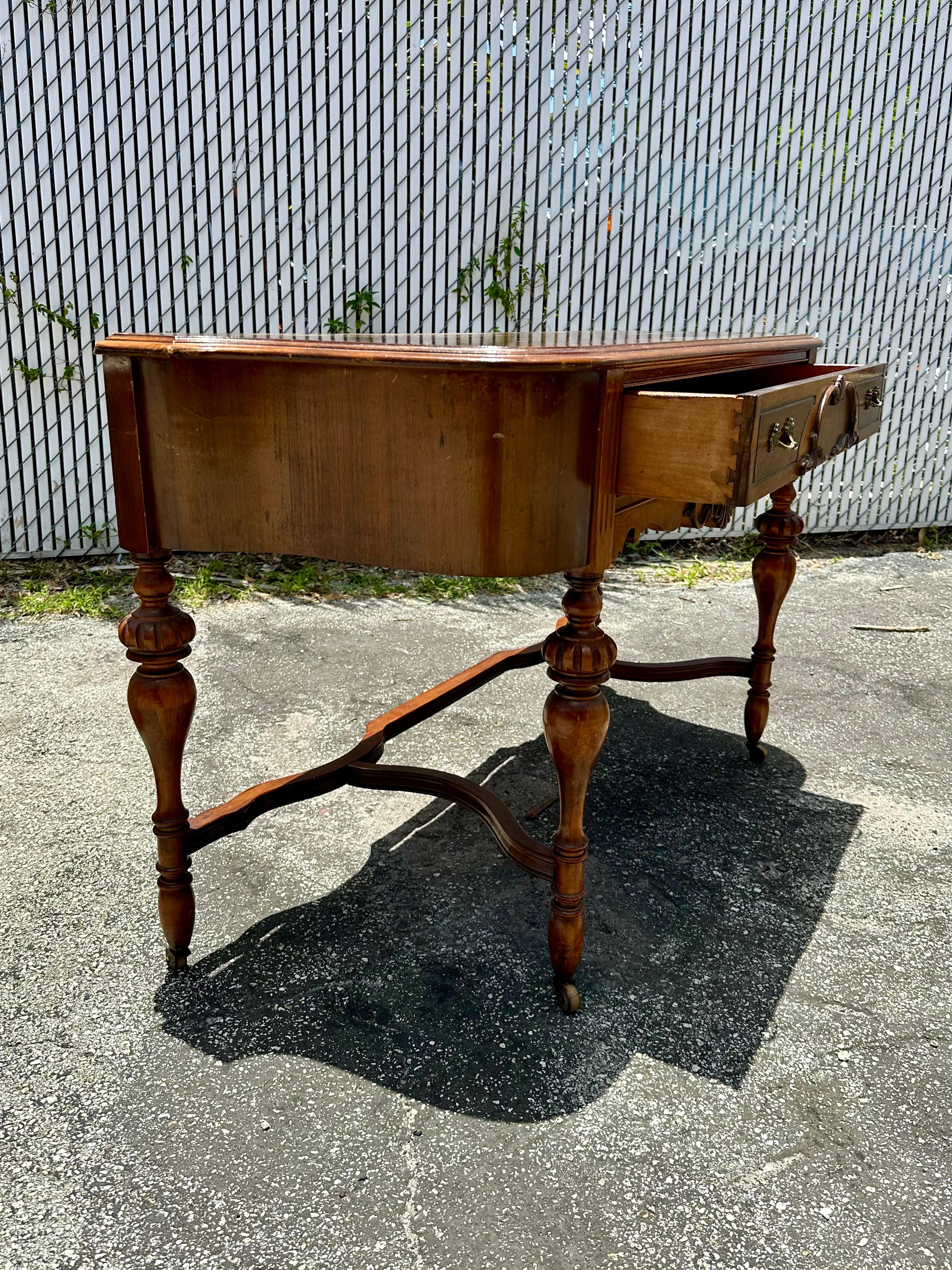 Englischer Serpentinenschreibtisch aus Giltwood auf Rollen im Angebot 5