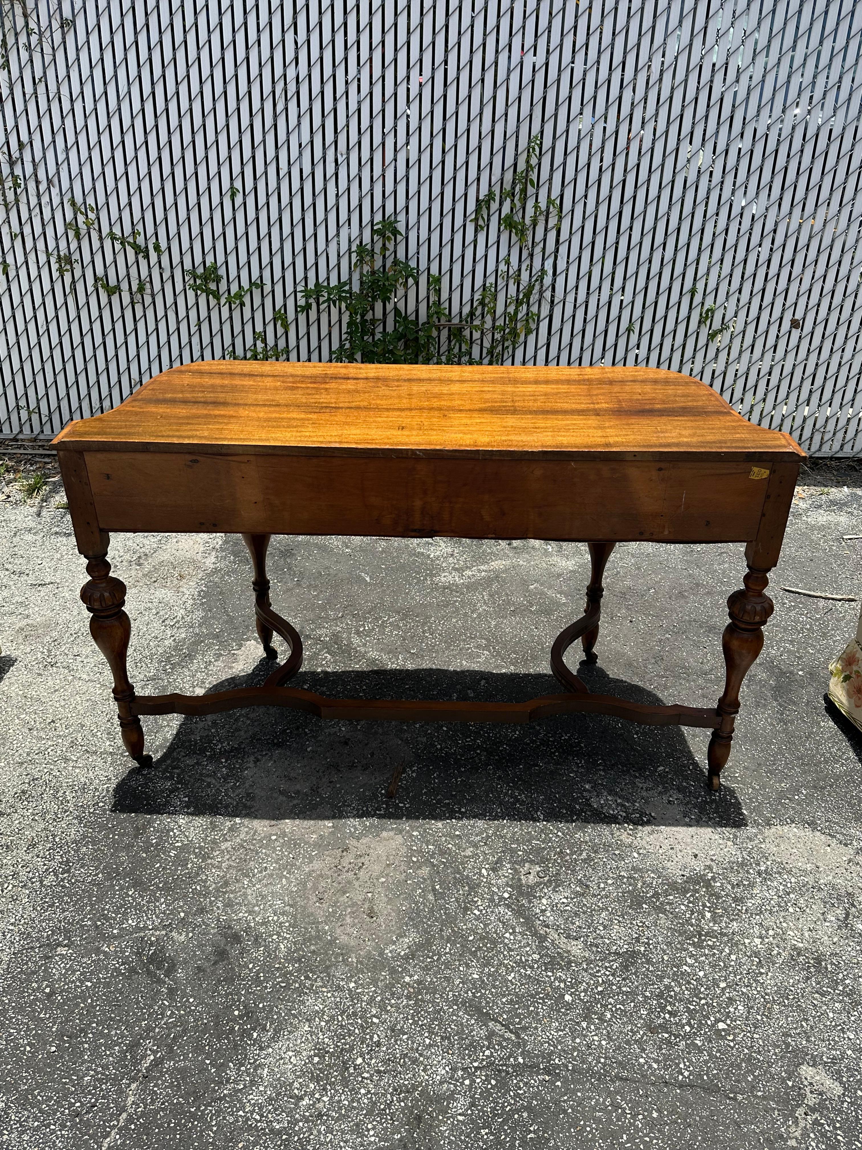 Englischer Serpentinenschreibtisch aus Giltwood auf Rollen im Angebot 6